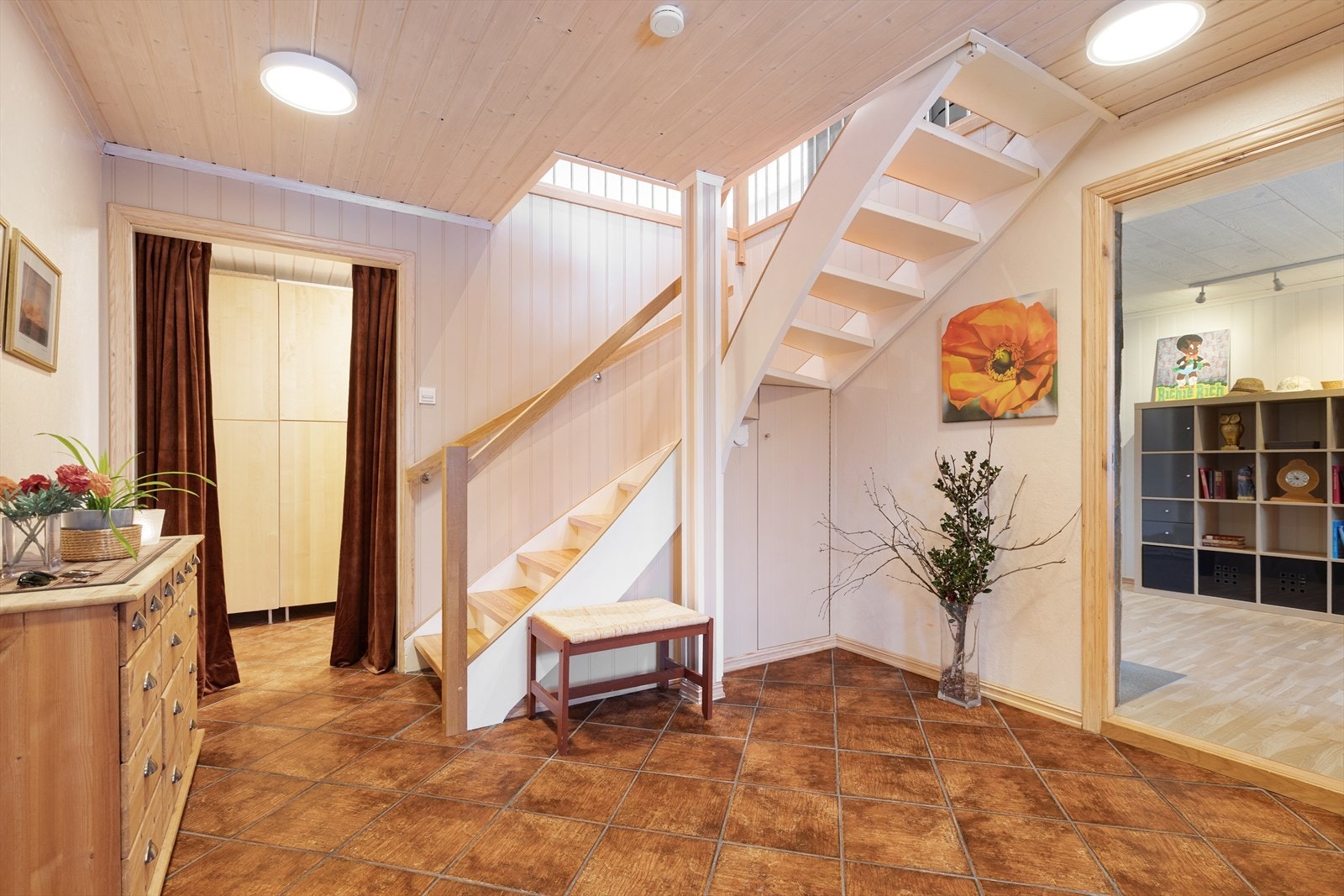 Den lakkerte tretrappen binder de to etasjene elegant sammen. Galleribilde