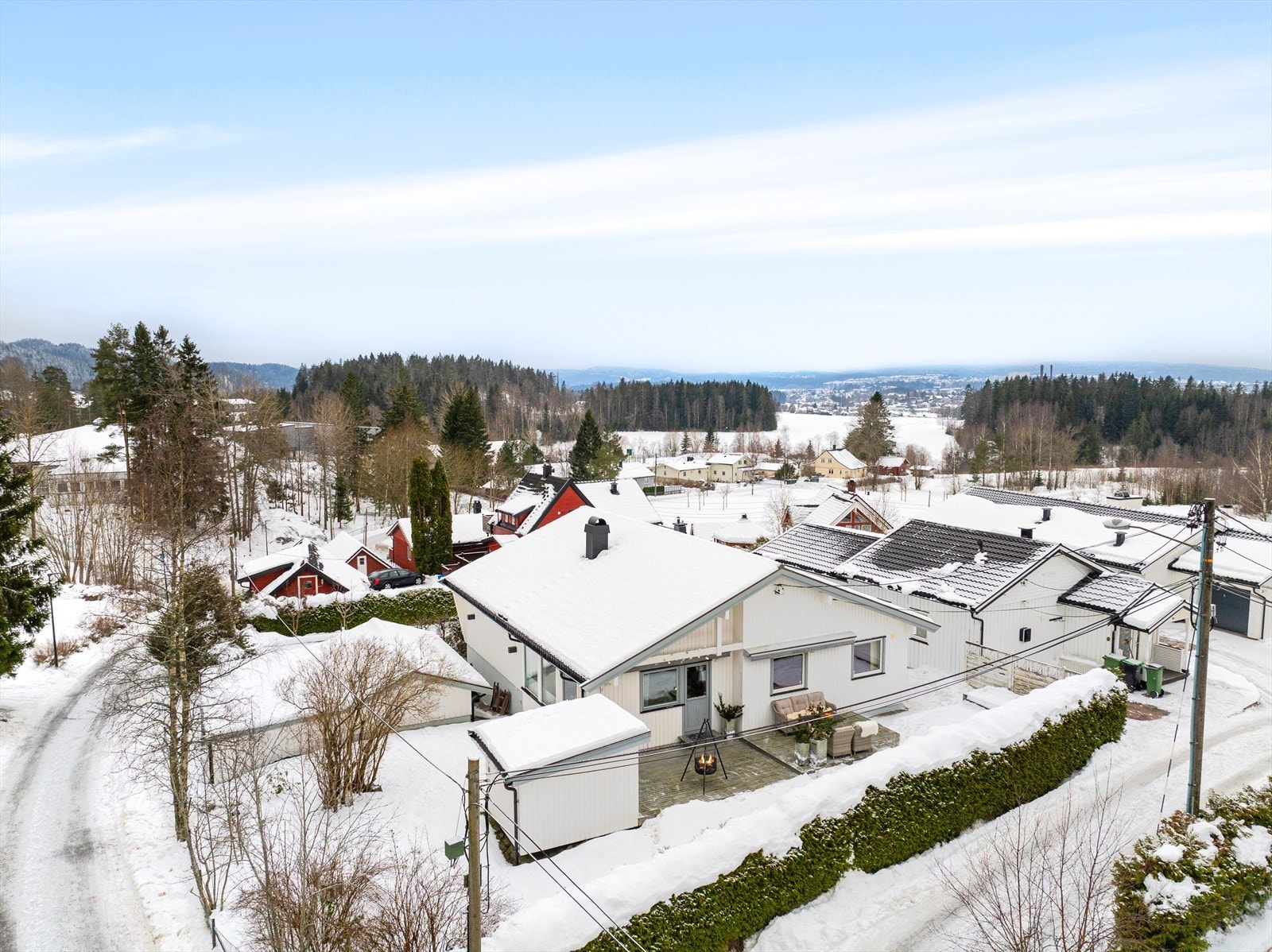 Eiendommen ligger høyt og fritt i et rolig og etablert nabolag på Kurland. Galleribilde