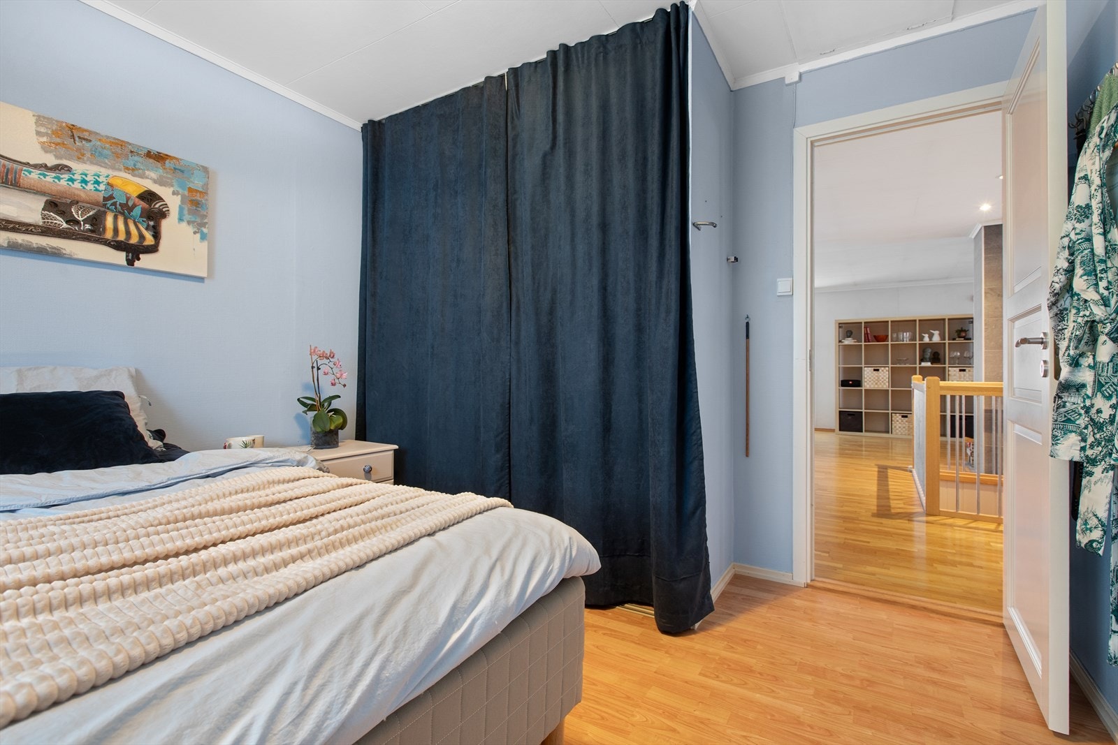 Rommet har en praktisk plassering i etasjen, med adkomst fra stuen. Galleribilde