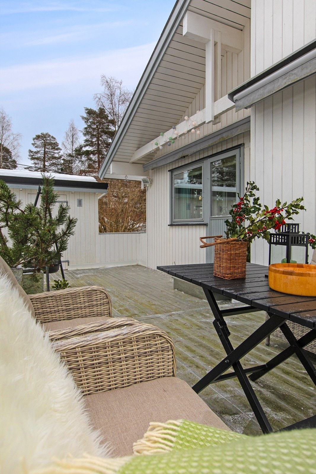 Fasaden har stående bordkledning, og taket har Decra-plater fra 2009. Galleribilde