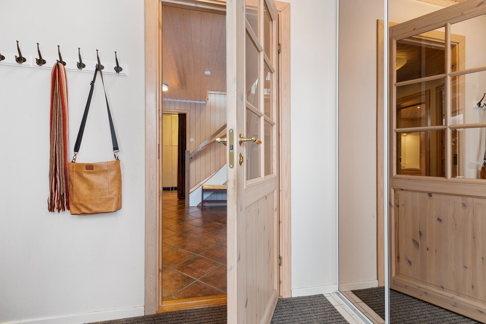 Velkommen inn i en romslig entré i underetasjen. Galleribilde