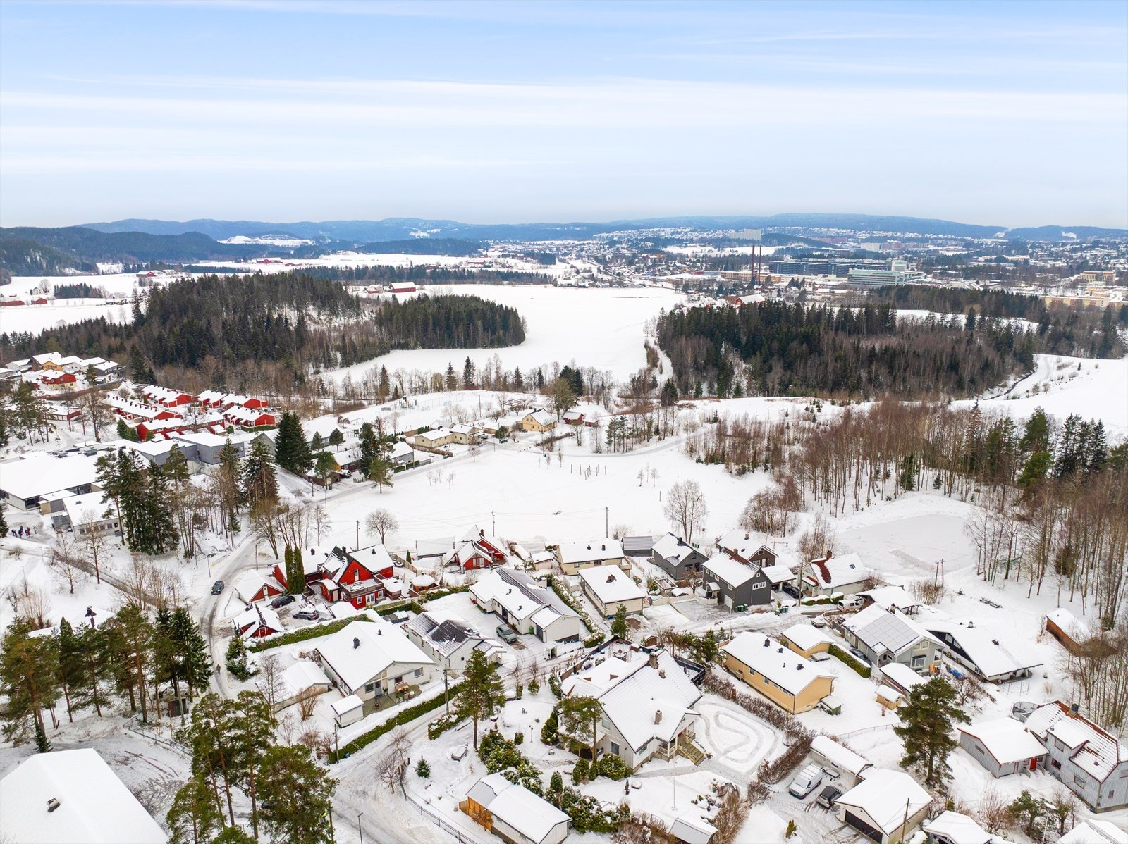 Området har umiddelbar nærhet til skog og mark, med flotte turmuligheter rett utenfor døren. Ahus ligger på andre siden av jordet. Galleribilde