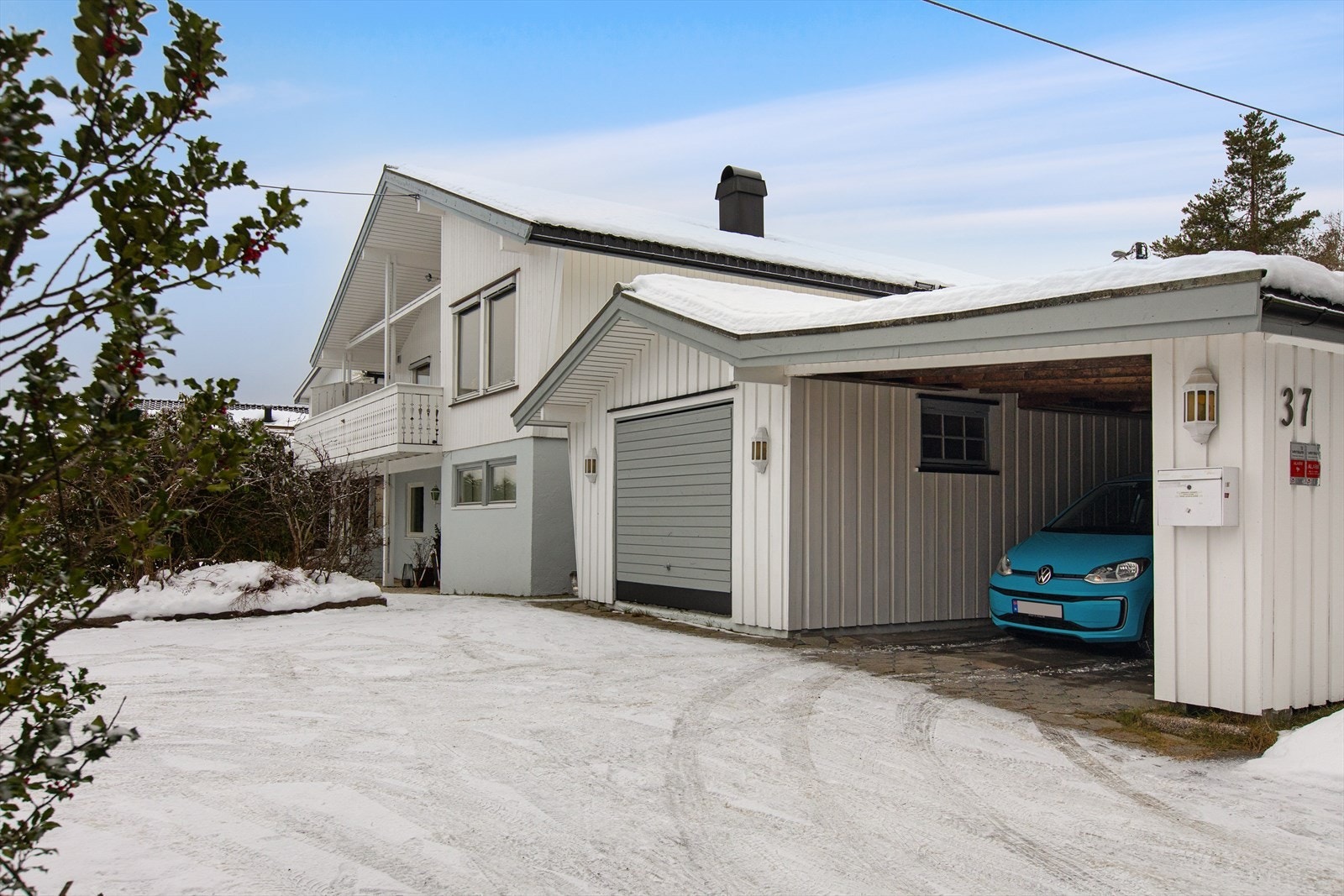 Eiendommen har parkering i egen garasje på 21 m² og en carport på ca. 24 m². Galleribilde
