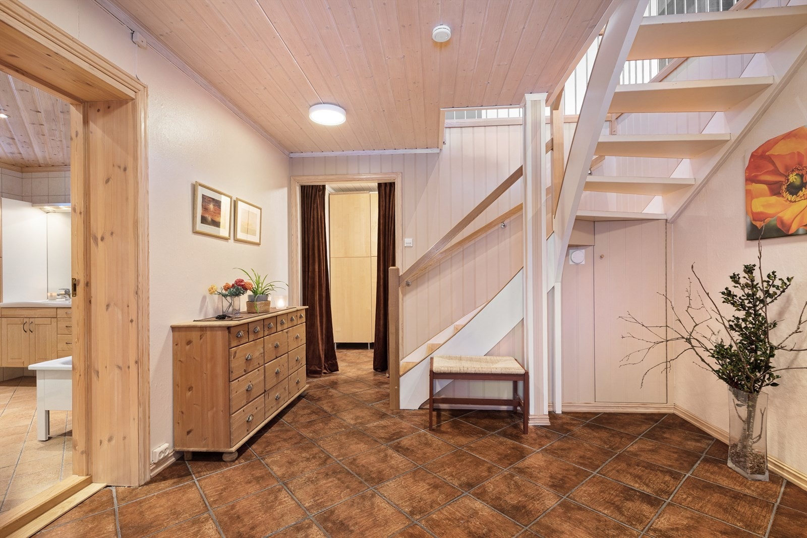 Gangen har slitesterke fliser på gulvet og god plass til oppbevaring. Galleribilde