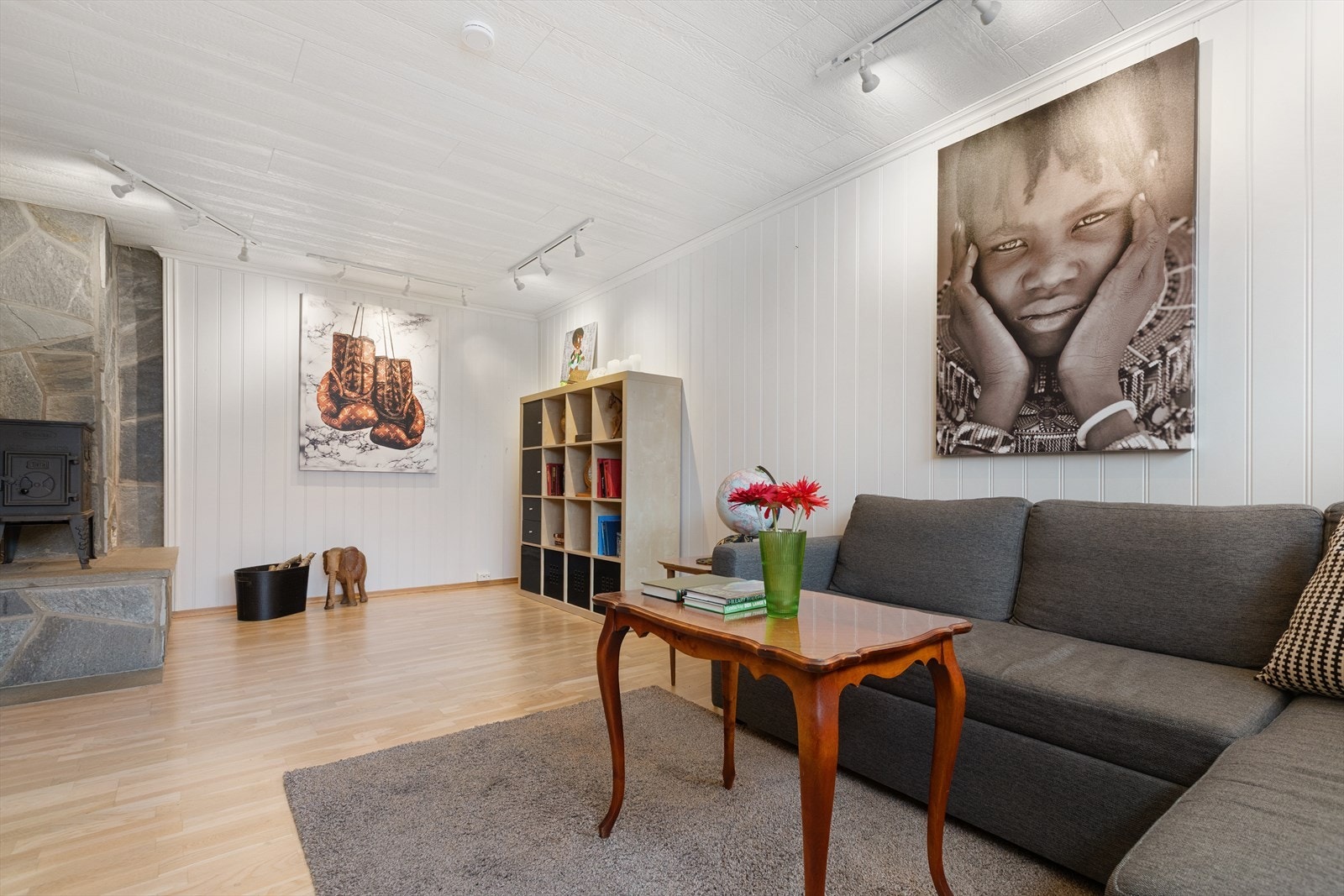 Underetasjen har en ekstra stue med ildsted, perfekt som TV-stue eller lekerom. Galleribilde