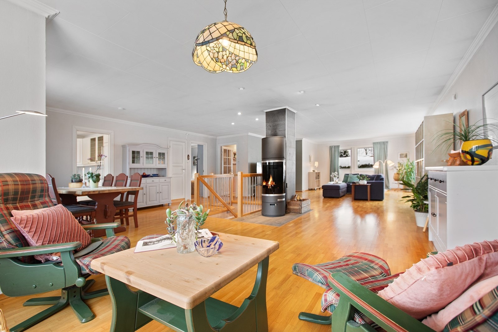 Rommet er et naturlig samlingspunkt med god plass til flere sittegrupper og sosiale soner. Galleribilde