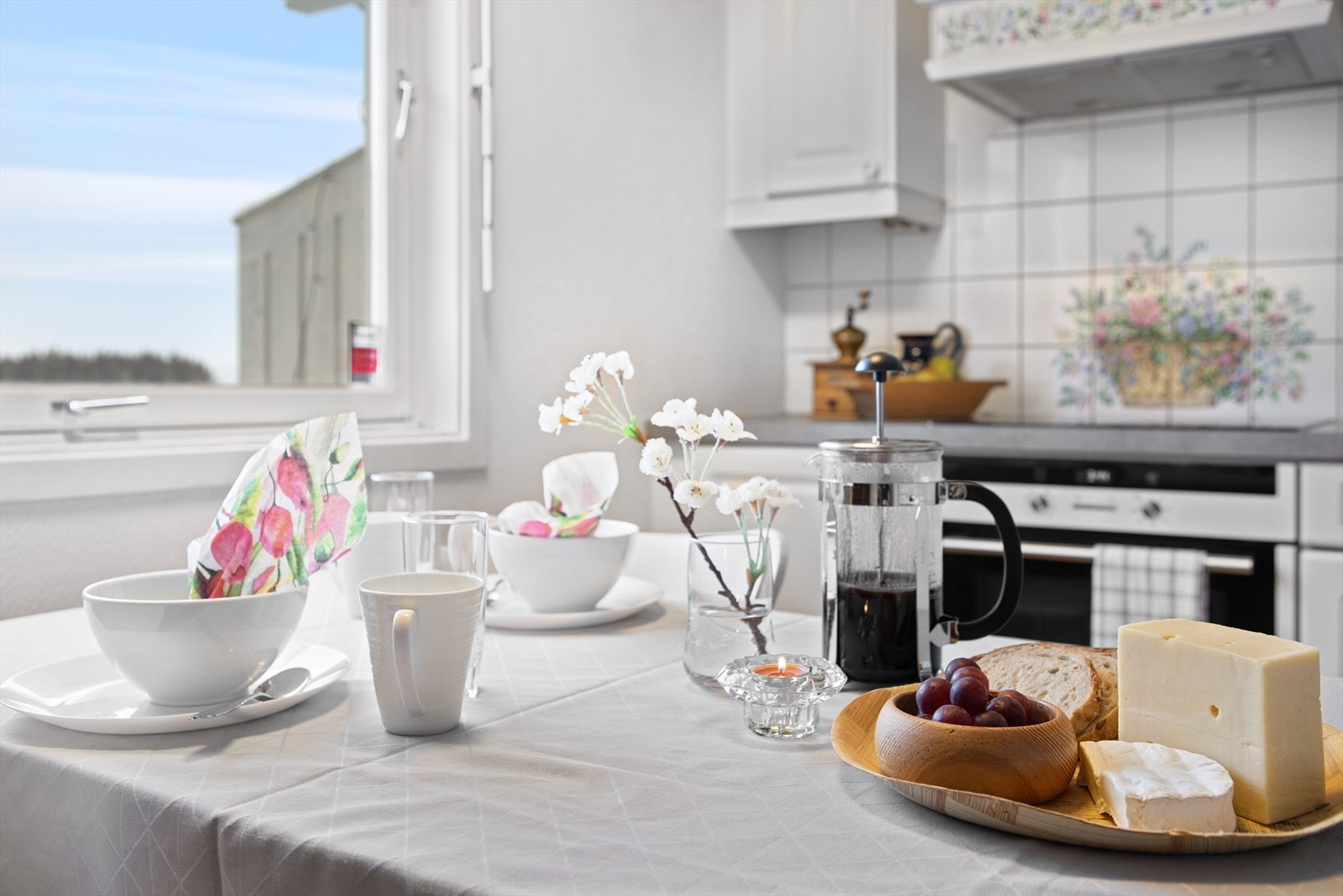 En lys og funksjonell arbeidsplass for matlaging. Galleribilde