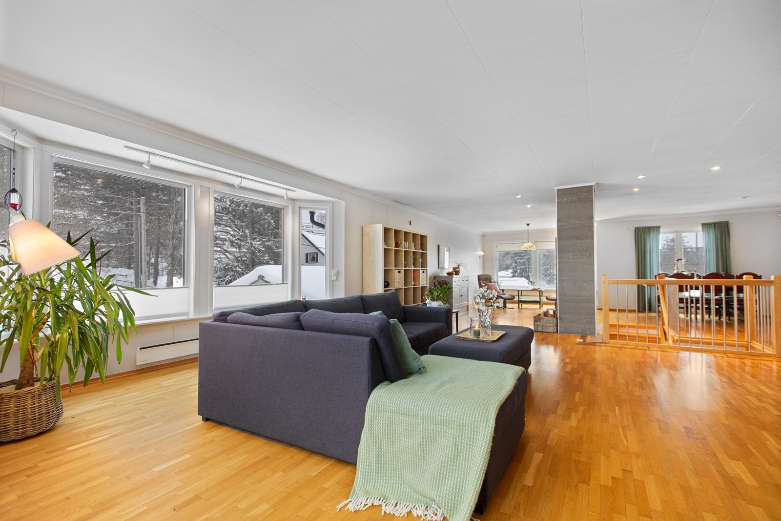 Store vinduer gir en åpen følelse og godt med dagslys. Galleribilde