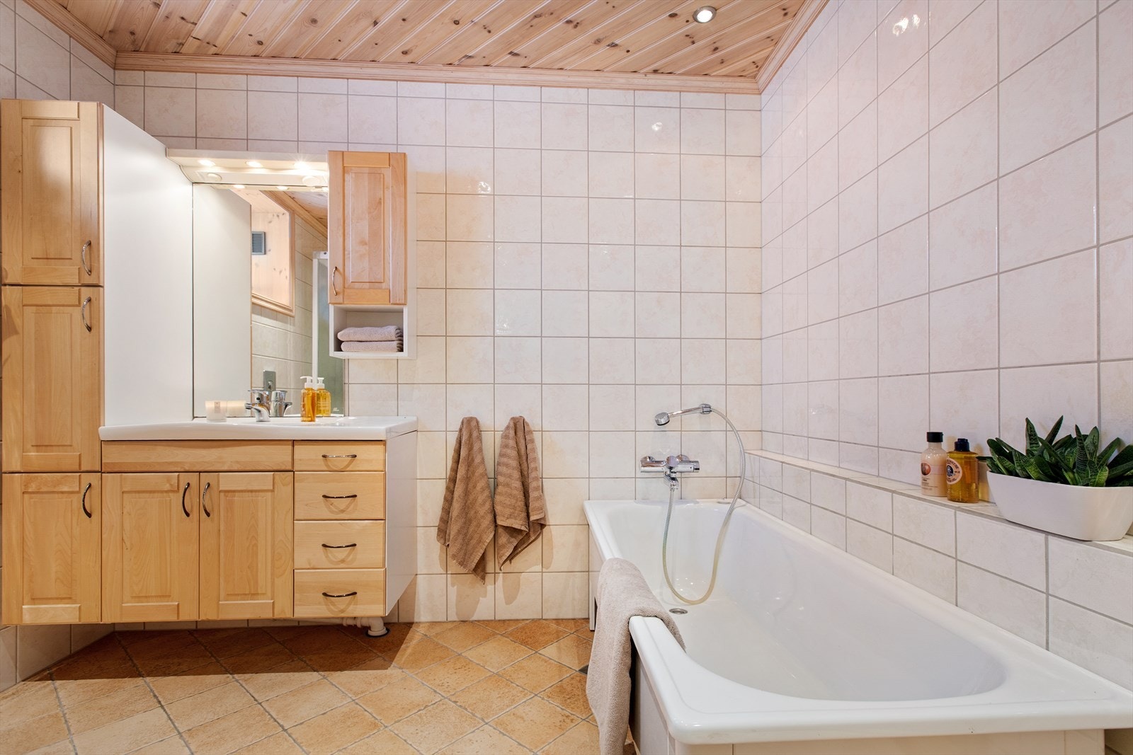 Rommet er helfliset og har innredning med nedfelt servant og veggmontert toalett. Galleribilde