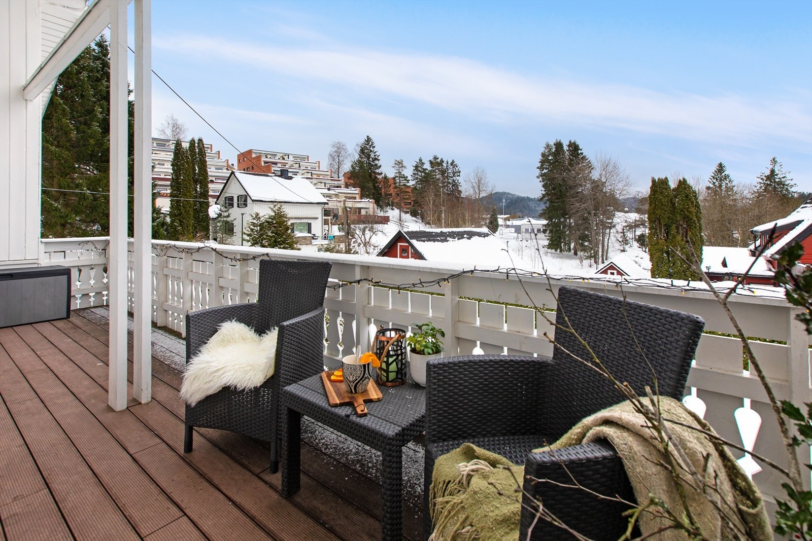 Balkongen ble rehabilitert i 2011 og har kompositt terrassegulv Galleribilde