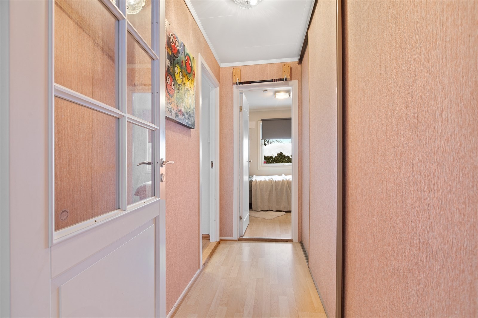 Gangen i første etasje binder sammen soverommene og badet. Galleribilde