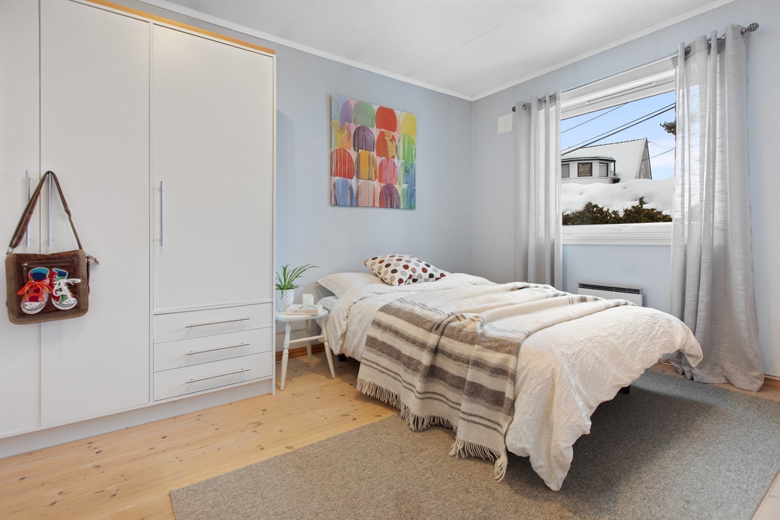 Boligen har tre soverom i første etasje, alle med god plass til seng og garderobe. Galleribilde