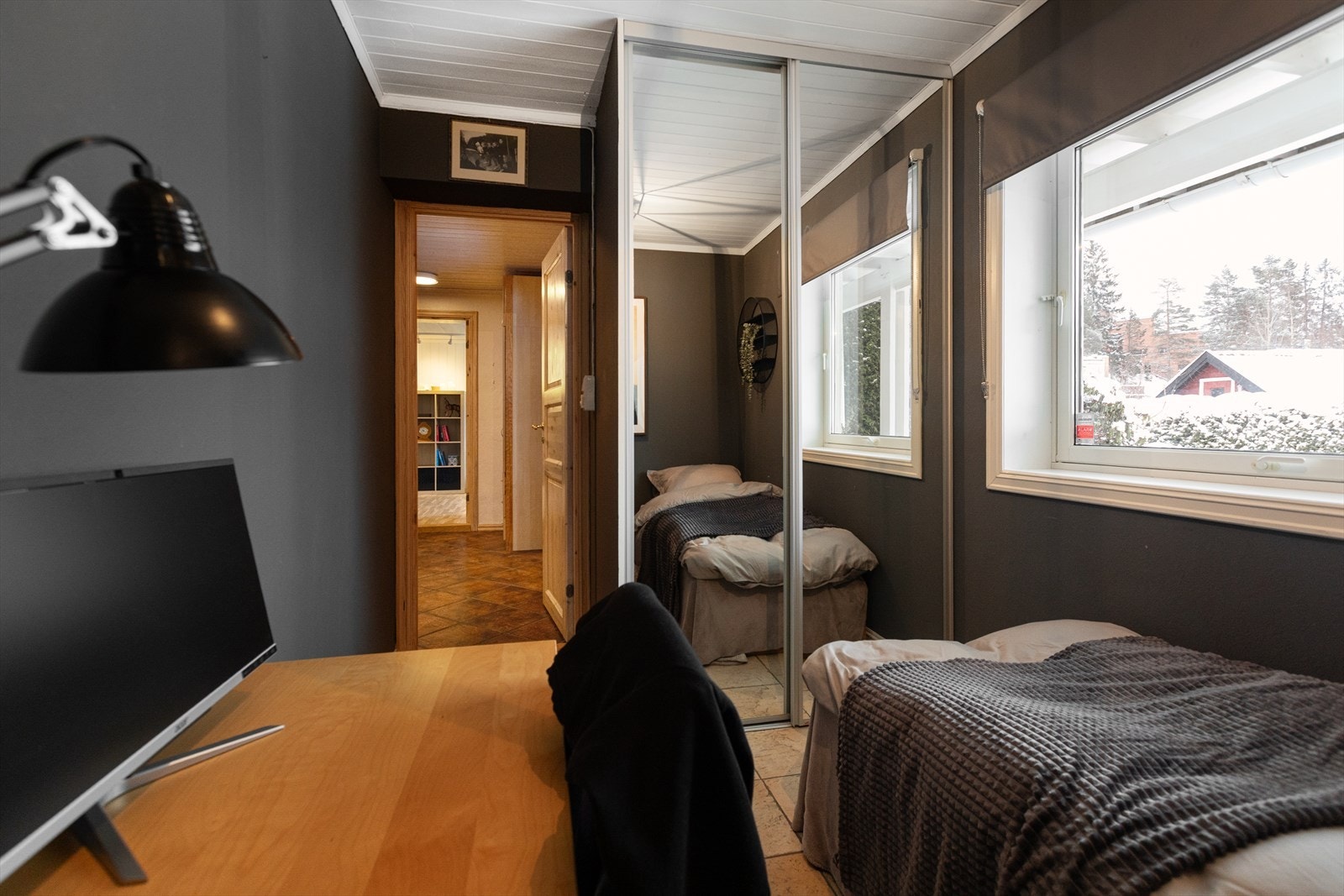 Praktisk skyvedørsgarderobe gir rikelig med oppbevaringsplass. Galleribilde