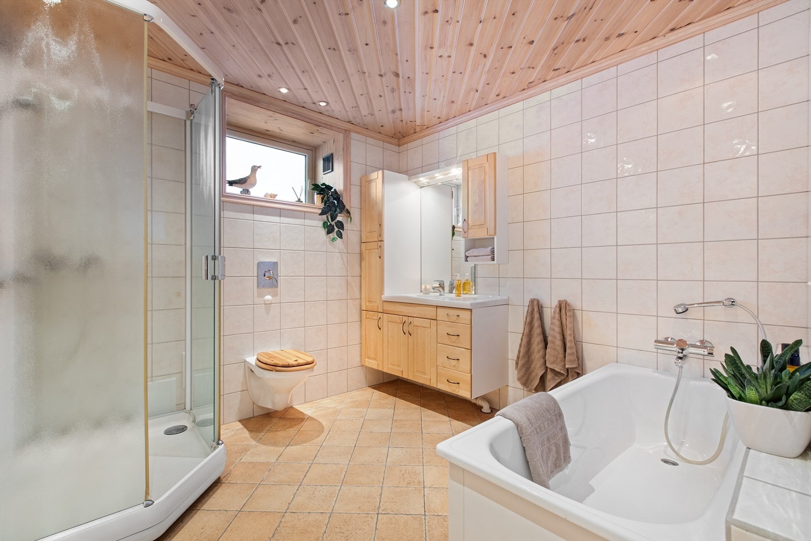 Badet i underetasjen ble pusset opp i 2005 og er fullt utstyrt med både badekar og dusj. Galleribilde