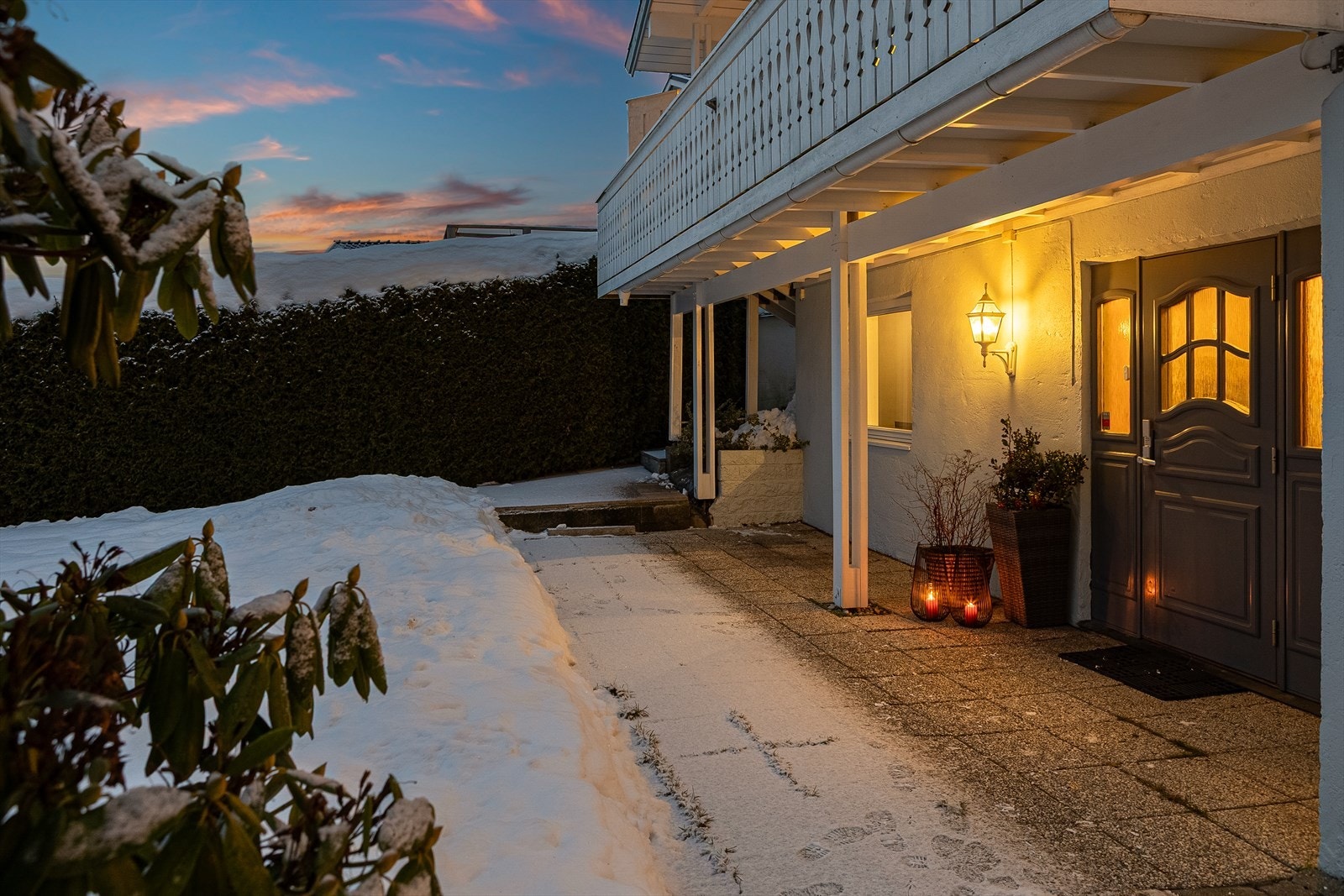 Inngangspartiet er belyst og innbydende. Galleribilde