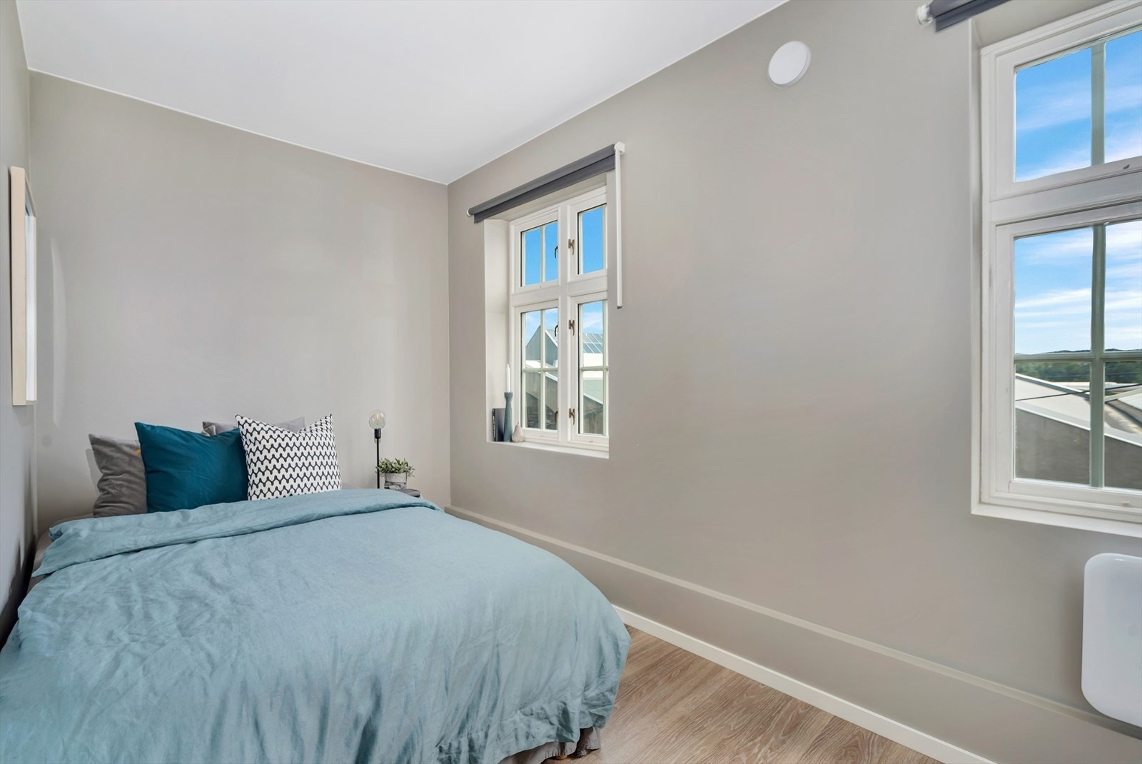 Videre er det 3 soverom på planet, dette er det største på 9,4m² Galleribilde