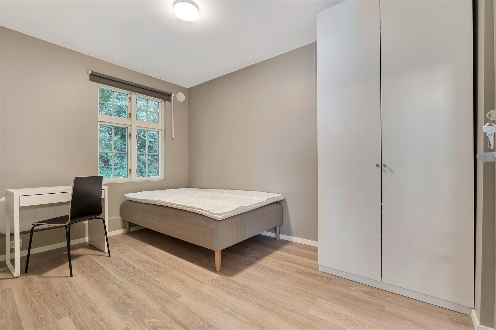 Alle rom har plass til seng, skrivepult og garderobeløsning Galleribilde