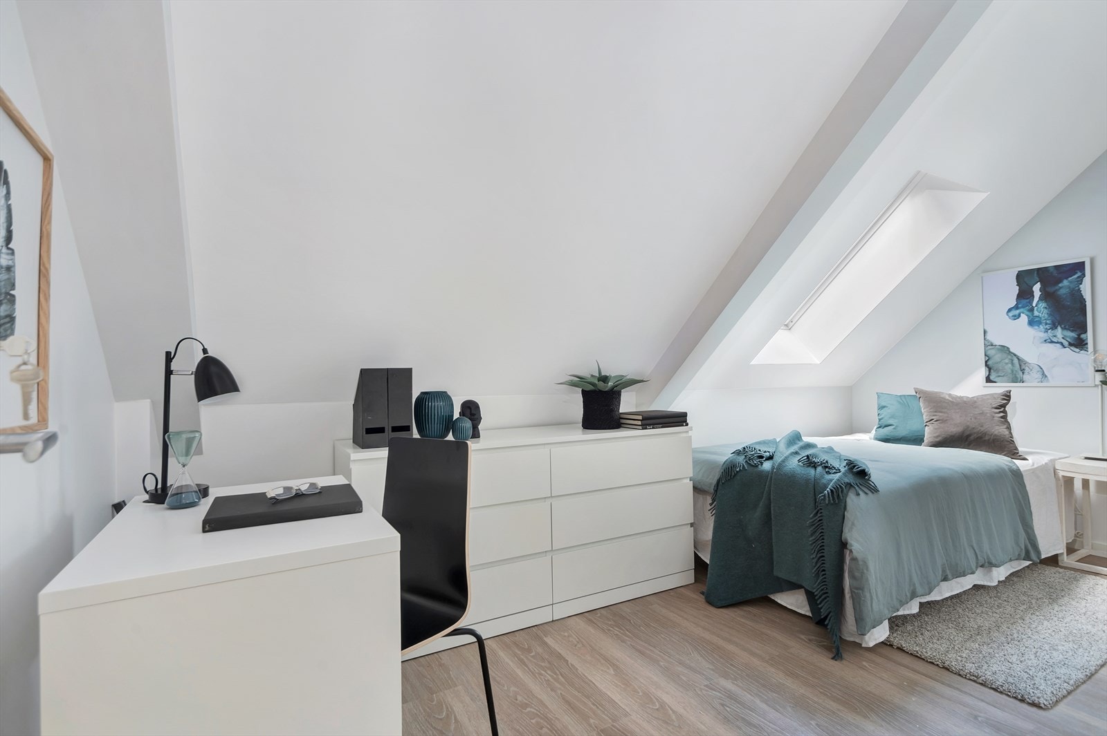 Smart innredet med skrivepult og plass til garderobeskap Galleribilde