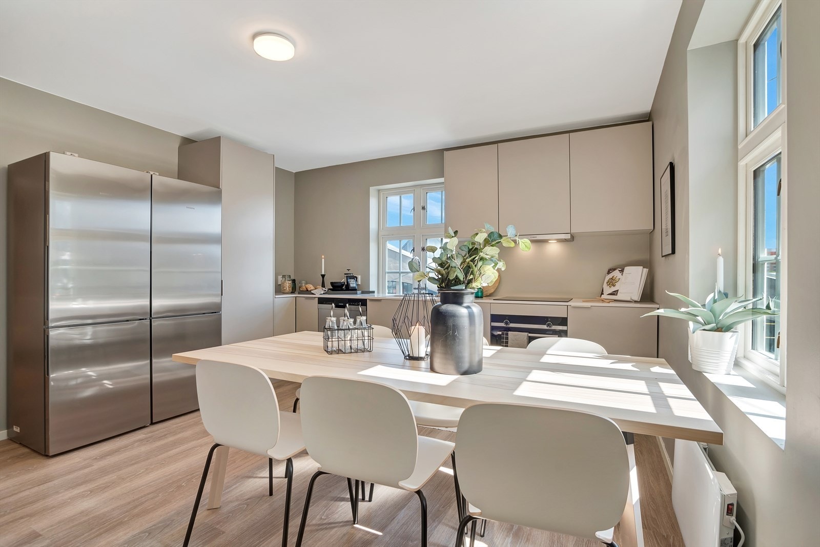 Rommet er på hele 14m² og har rikelig med lysinnslipp, samt plass til spisebord Galleribilde