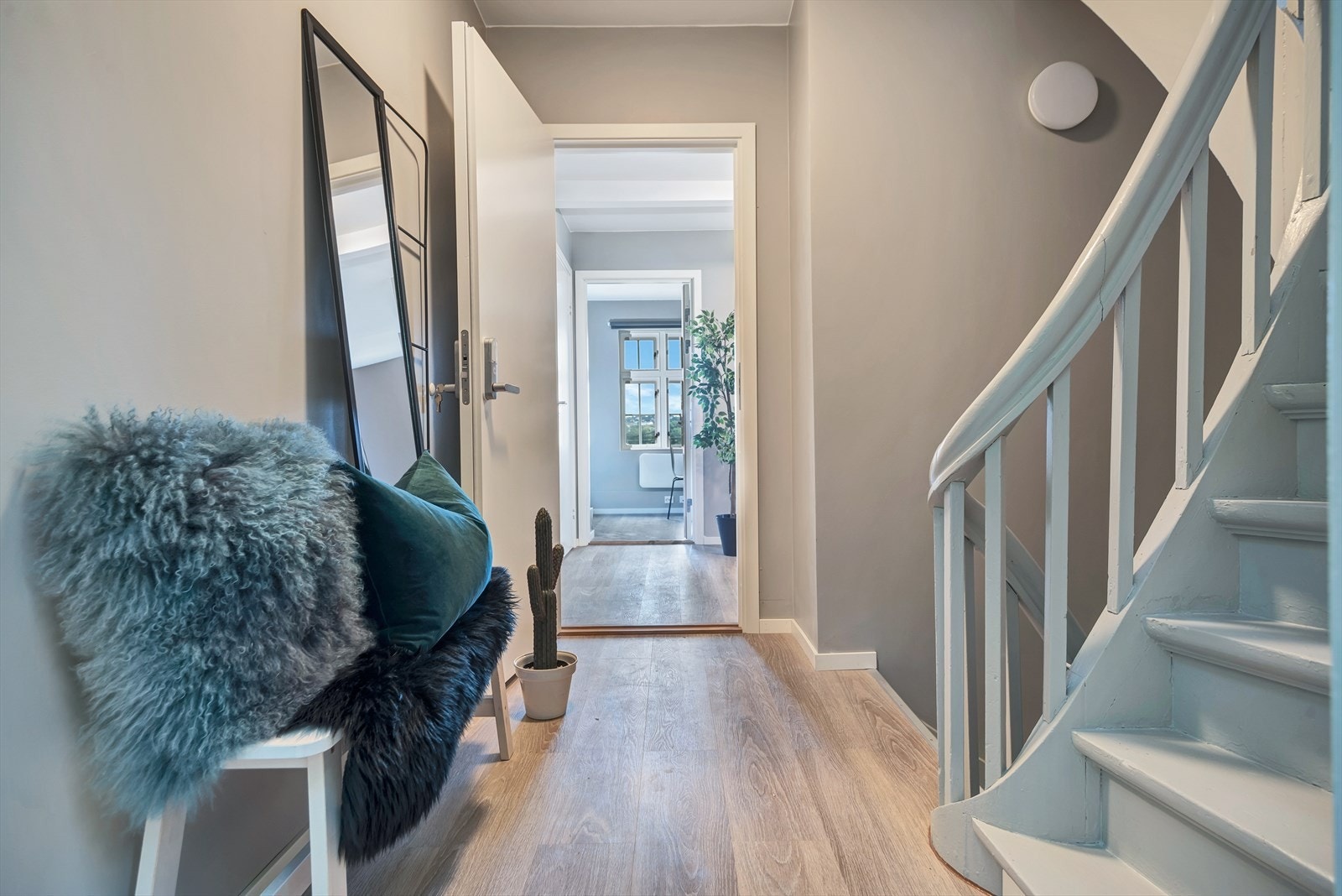 Det er to trappeløp opp til loftet, én intern og én i trappeoppgangen. Galleribilde