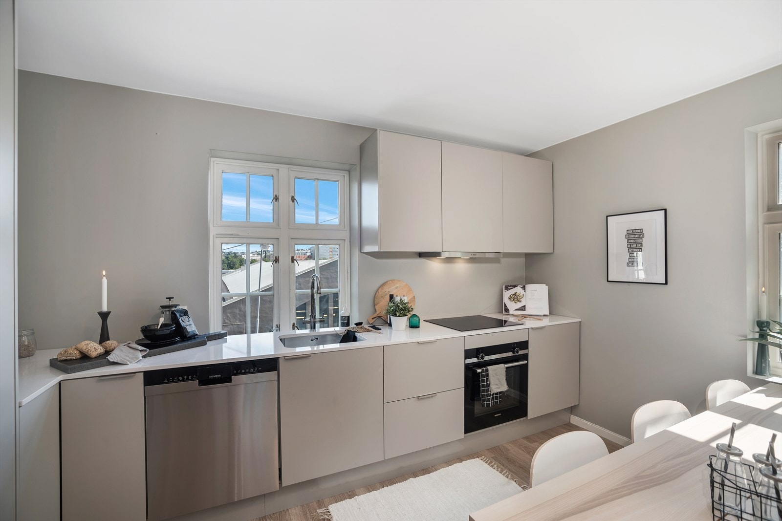 Kjøkkenet er levert av Svane og er nytt fra 2021. Kjøkkenet har fått TG1 av takstmann. Galleribilde