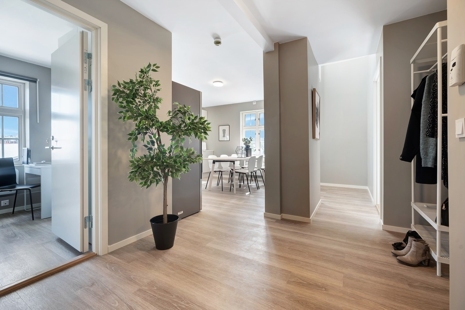 2. etasje er på 60m² fordelt over 3 soverom, kjøkken, baderom og gang Galleribilde