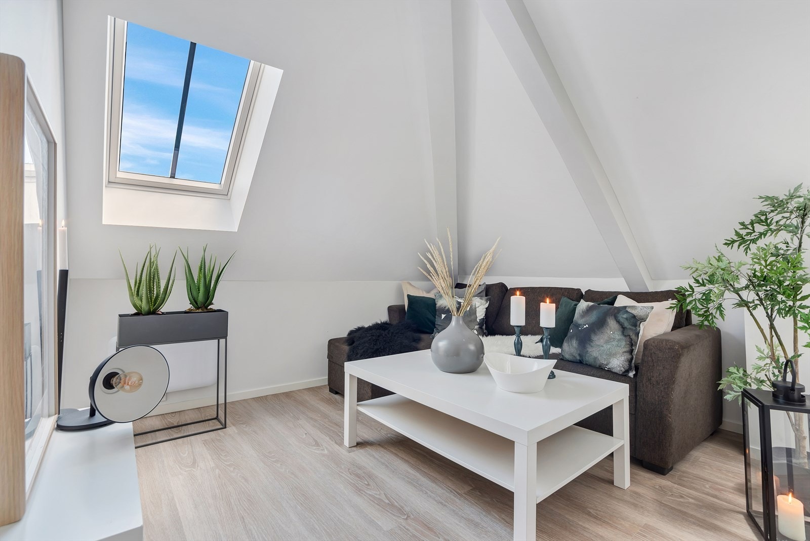 På loftet er det en flott loftsstue på 15m² målbart areal. Galleribilde