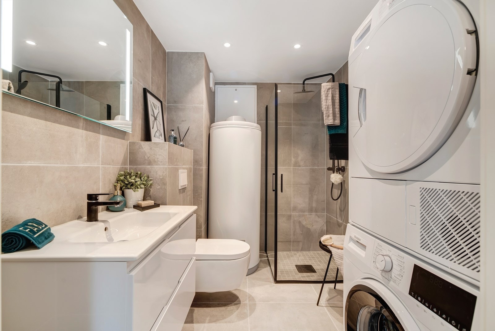 Badet er i likhet med store deler av leiligheten, nytt fra 2021. Dette er det største av de to badene og er på 4,6m². Rommet har fått TG 1 Galleribilde