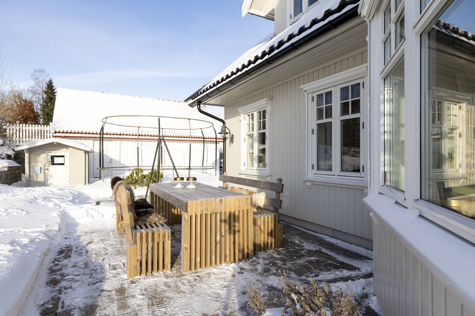 Solrike uteplasser rundt boligen. Galleribilde