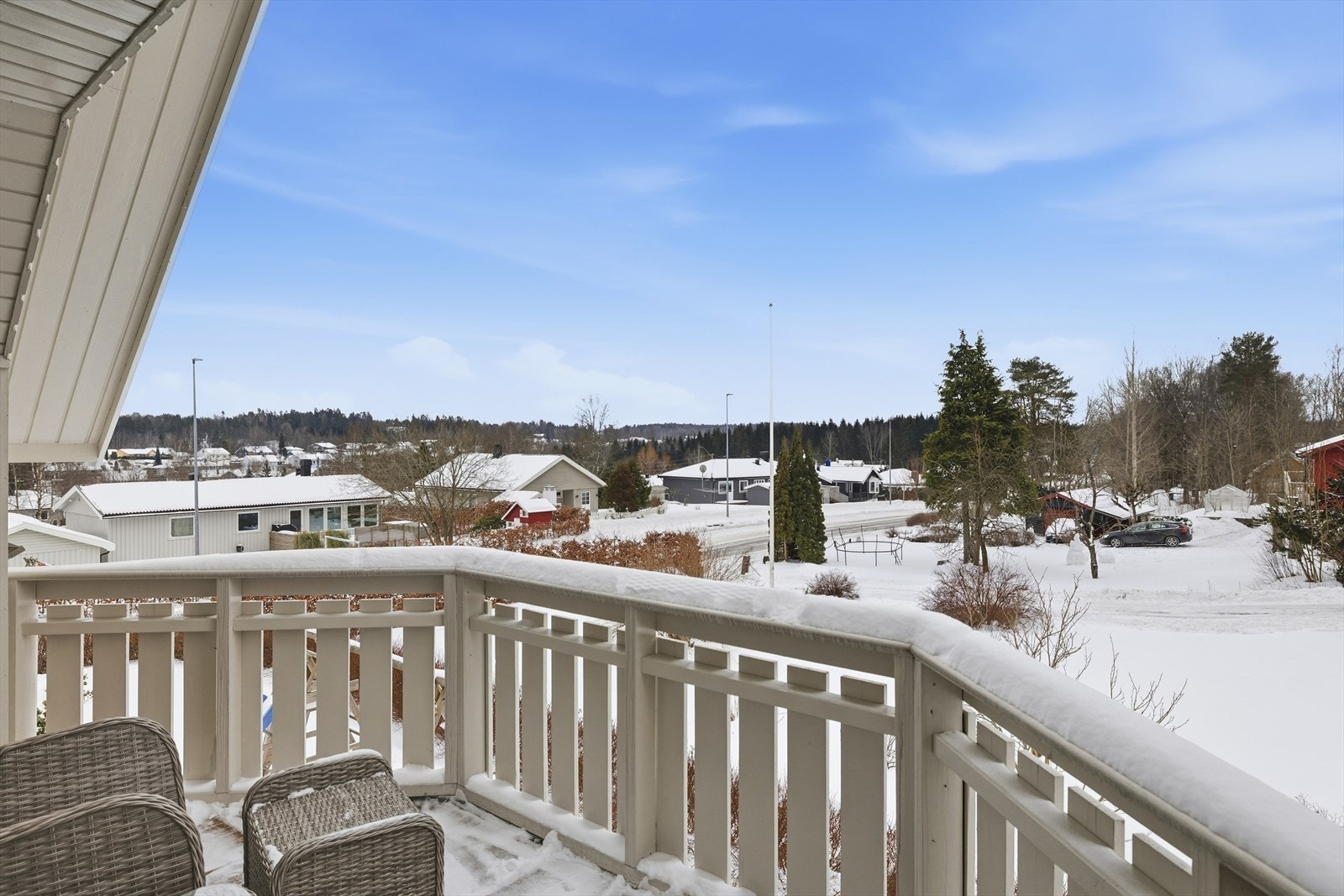Hyggelig utsikt over nabolaget med gode solforhold. Balkongen gir den perfekte starten og avslutningen på dagen. Galleribilde