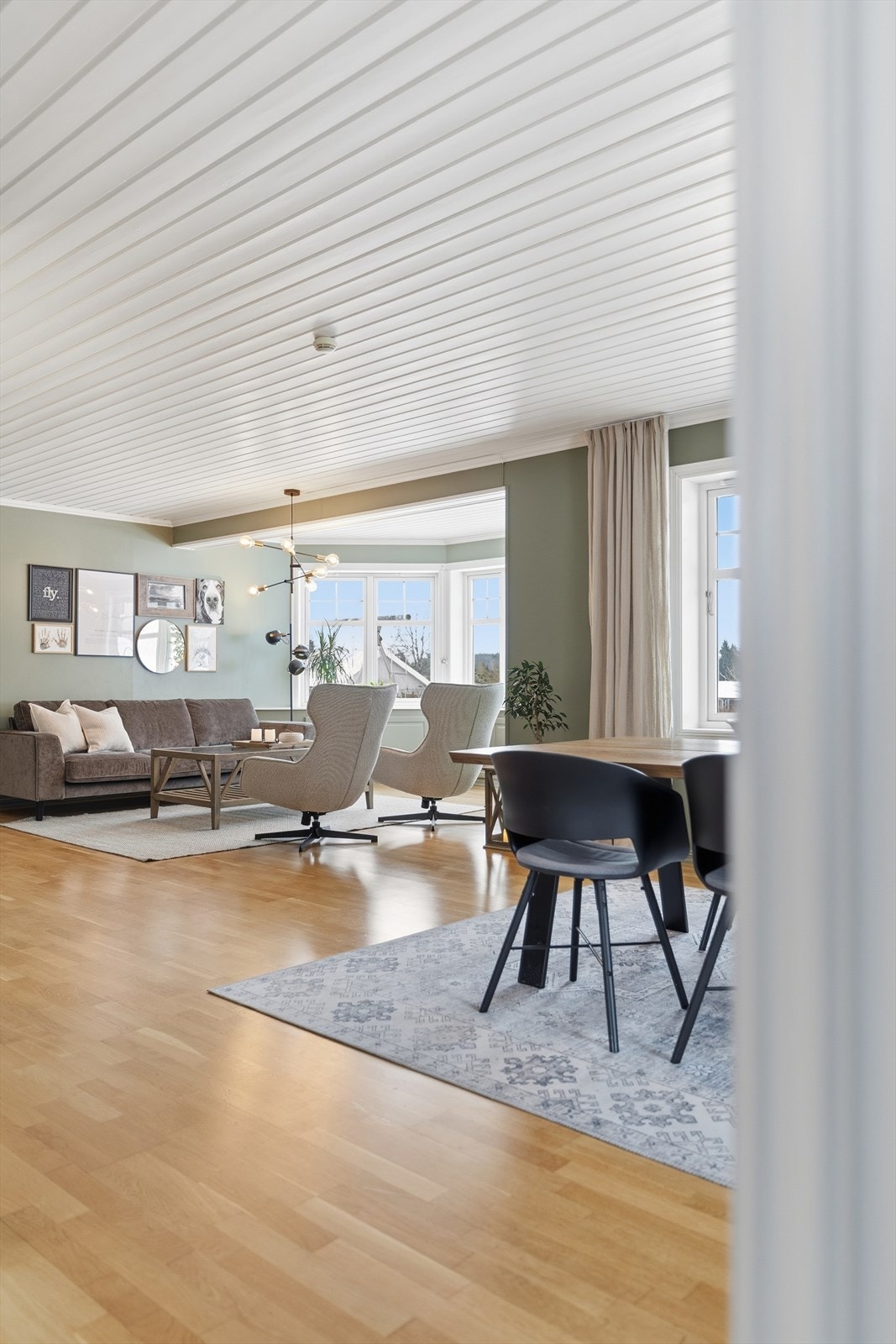 La oss se på stuen. Galleribilde