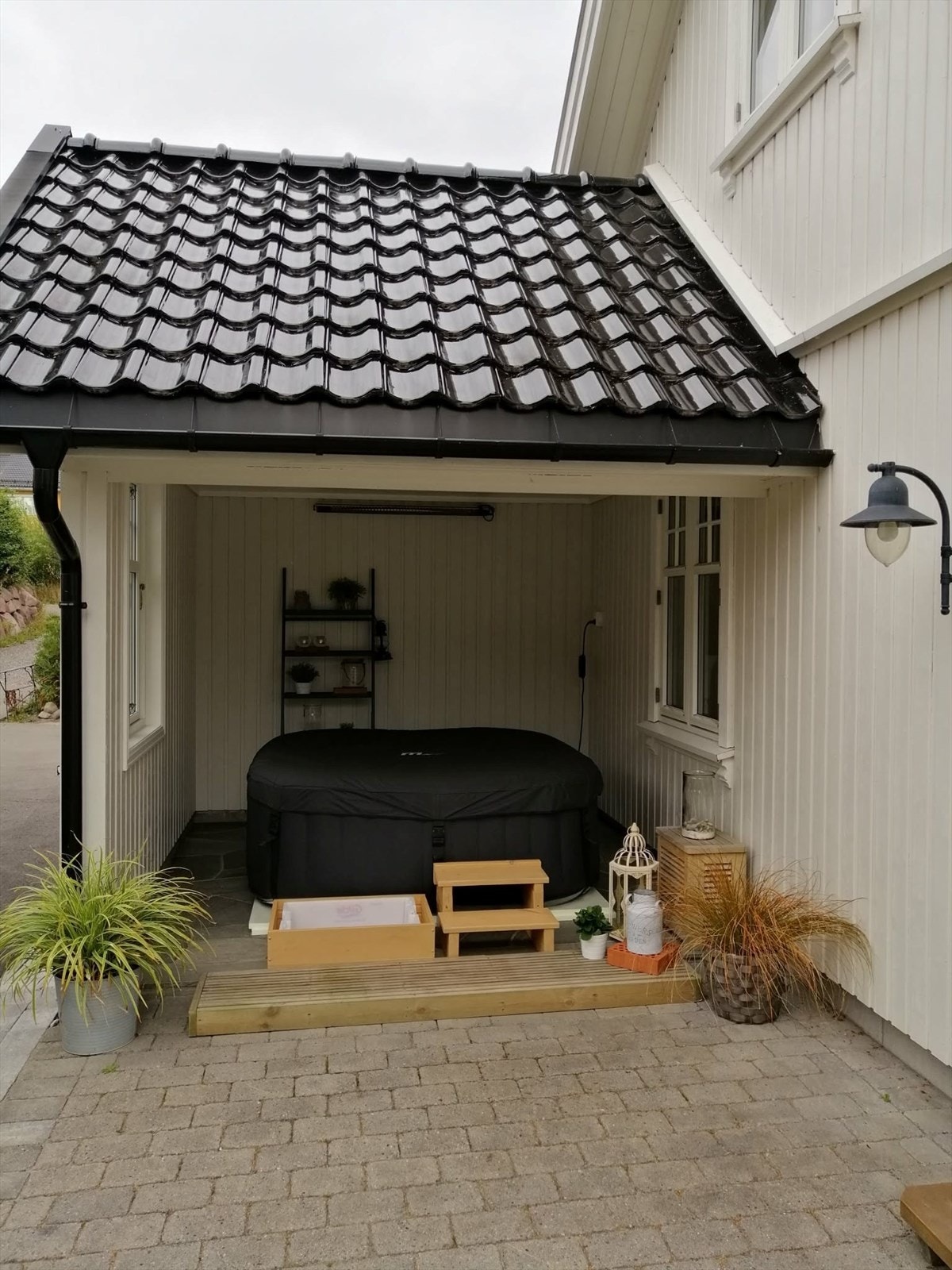 Privat foto fra selger gir et lite innblikk i hva som ligger under snøen. Badestampen medfølger ikke med mindre det avtales nærmere. Galleribilde