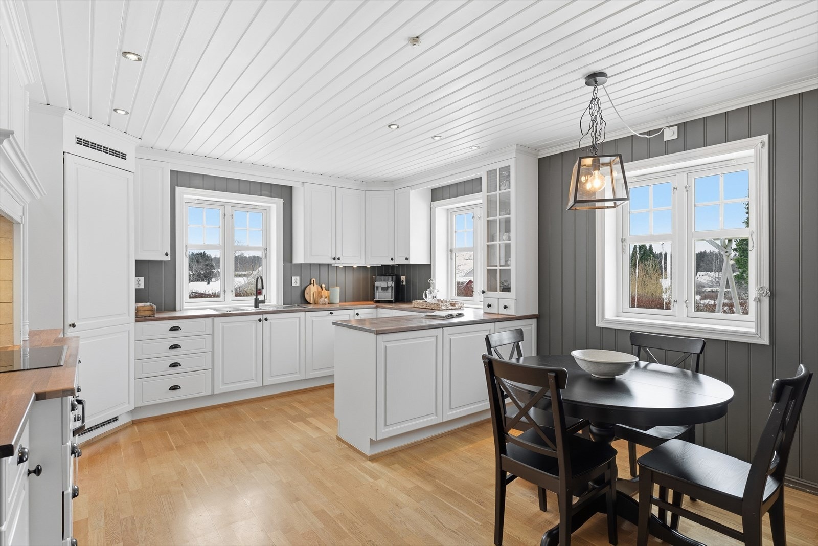 Kjøkkenet er husets hjerte, her er det hyggelig å stå å lage mat og samles rundt bordet etter arbeid og skole. Galleribilde