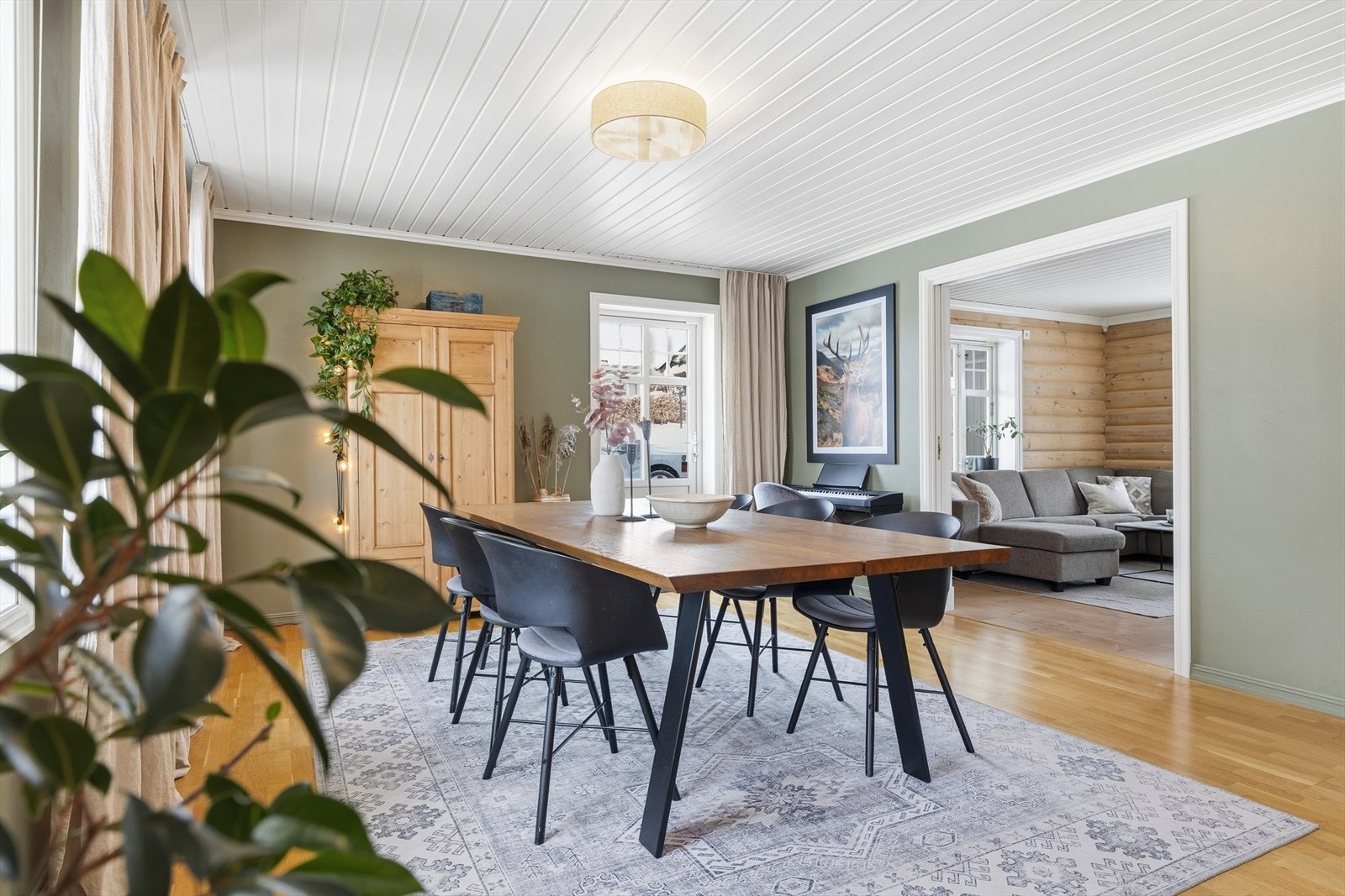 God plass til spisegruppe. Galleribilde