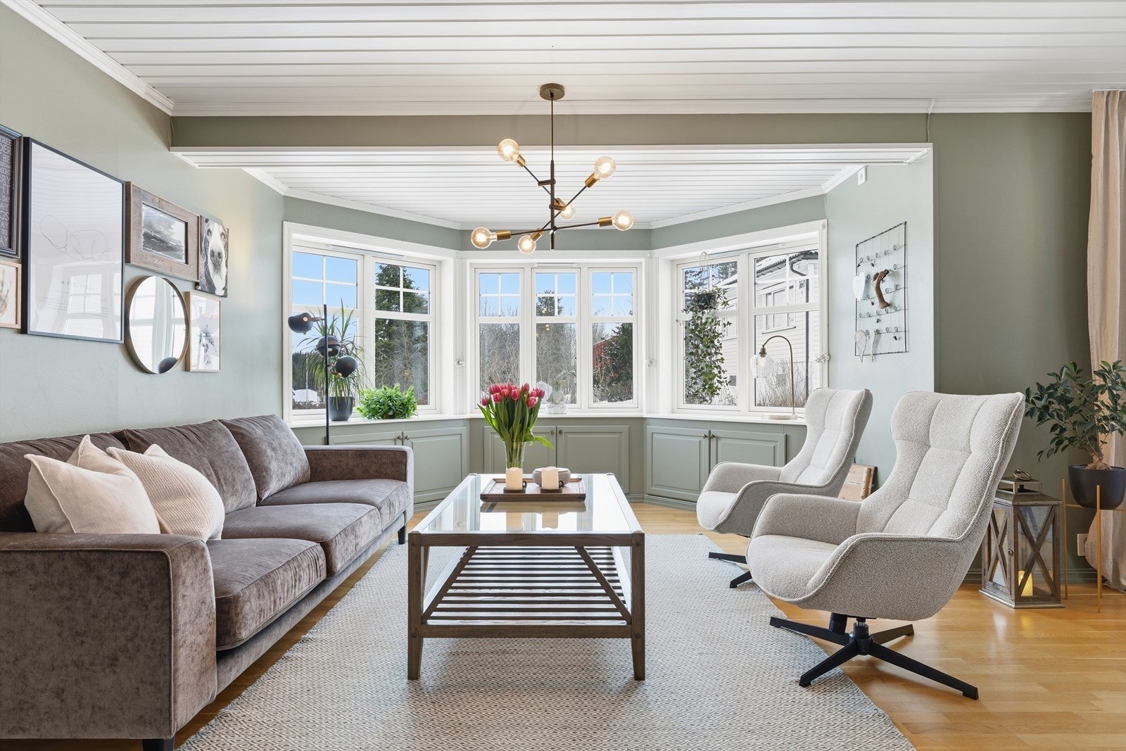 Koselig karnapp med integrerte skap for ekstra oppbevaring og brede vinduskarmer. Galleribilde