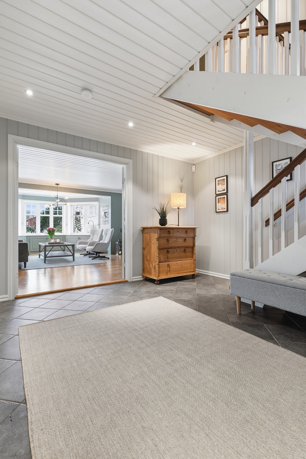 Pent flislagt hall/entré. Galleribilde