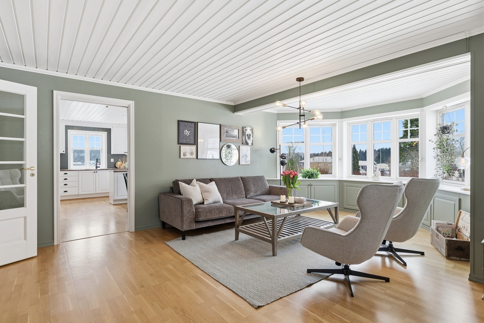 Store vindusflater som gir mye naturlig lys. Galleribilde