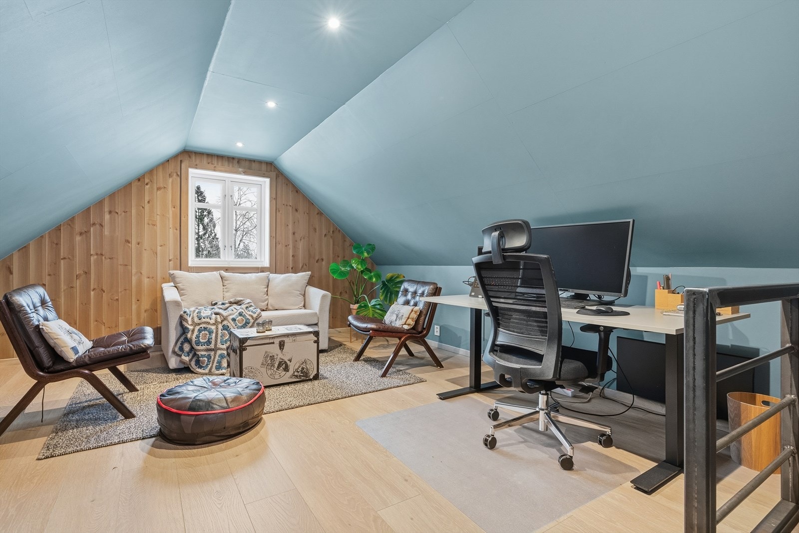 Gulvet garasjeloft med isolert rom. Det foreligger ikke noe innvendig tegning på garasjen og derfor ikke dette rommet. Galleribilde