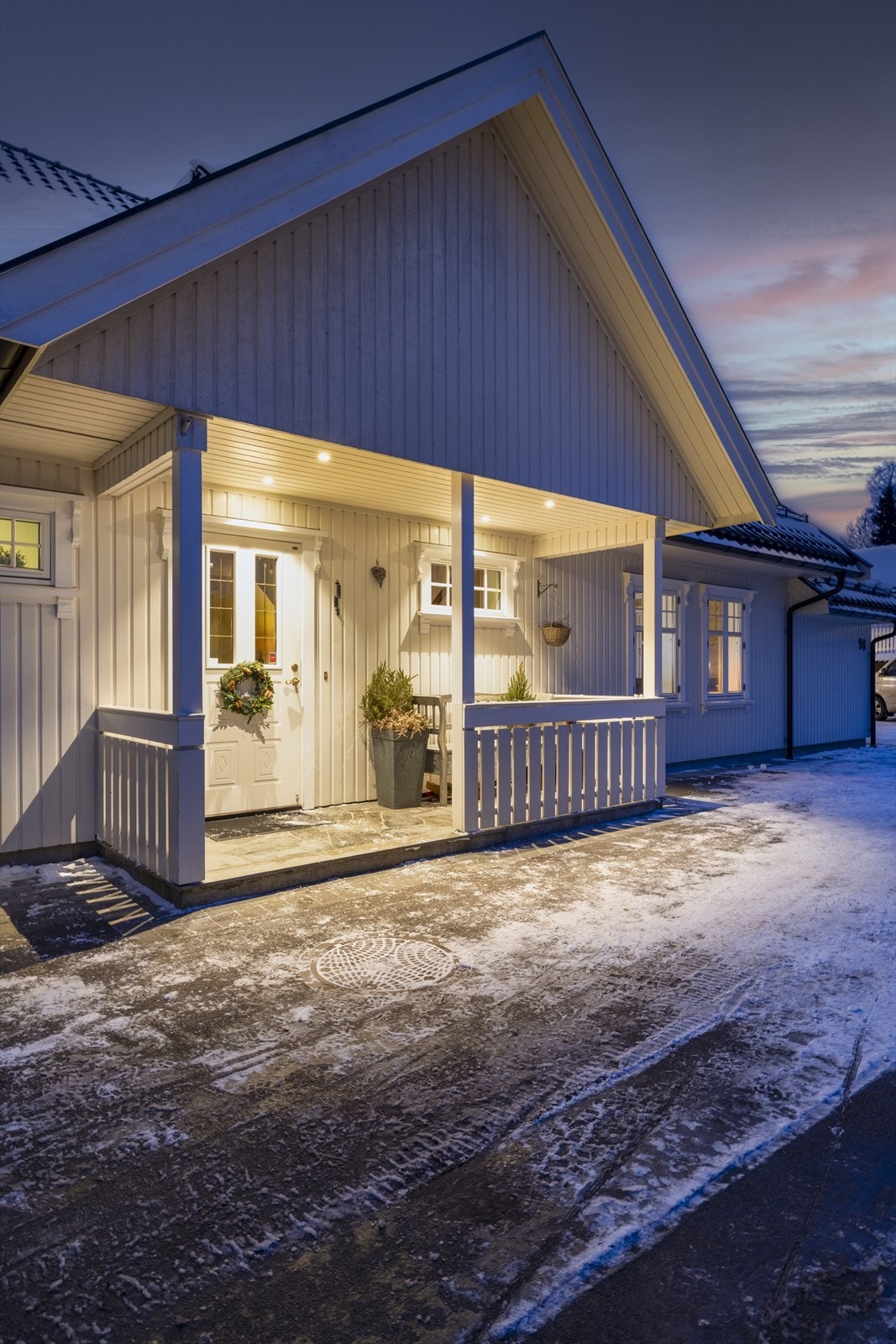 Koselig inngangsparti, velkommen inn. Gårdsplassen er asfaltert for kun noen år siden. Galleribilde