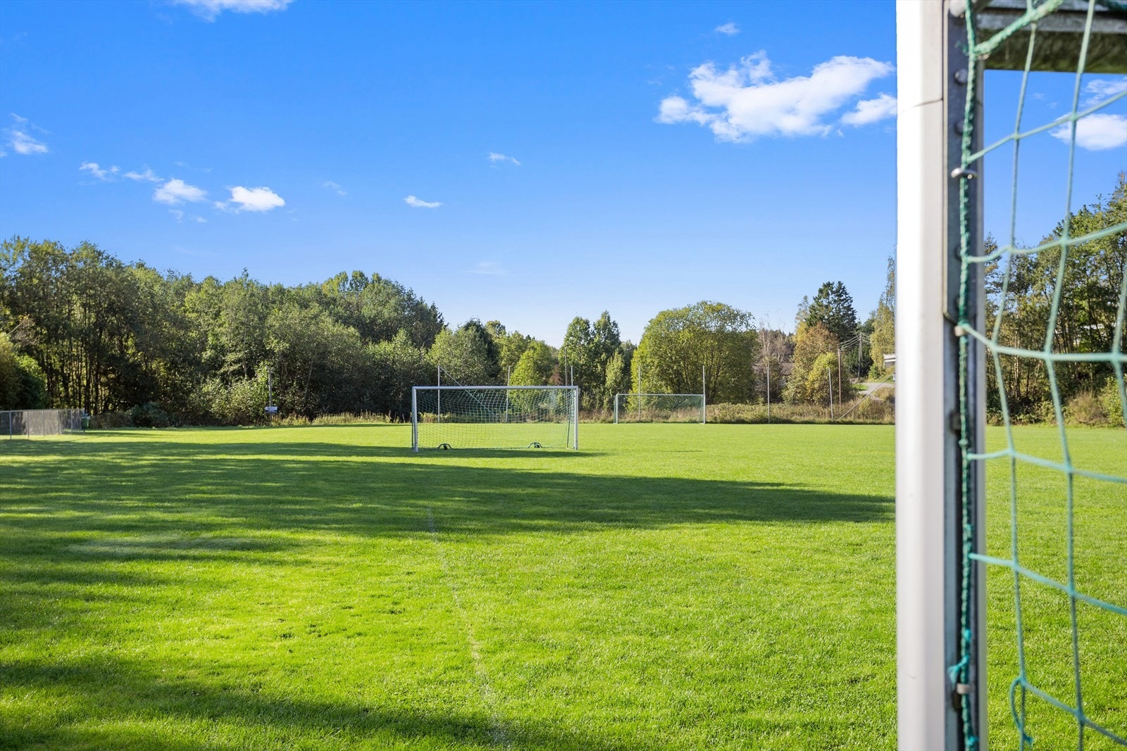 Innen gangavstand fra boligen finner du fotballbaner med gress, ballbinge og skaterampe. Galleribilde
