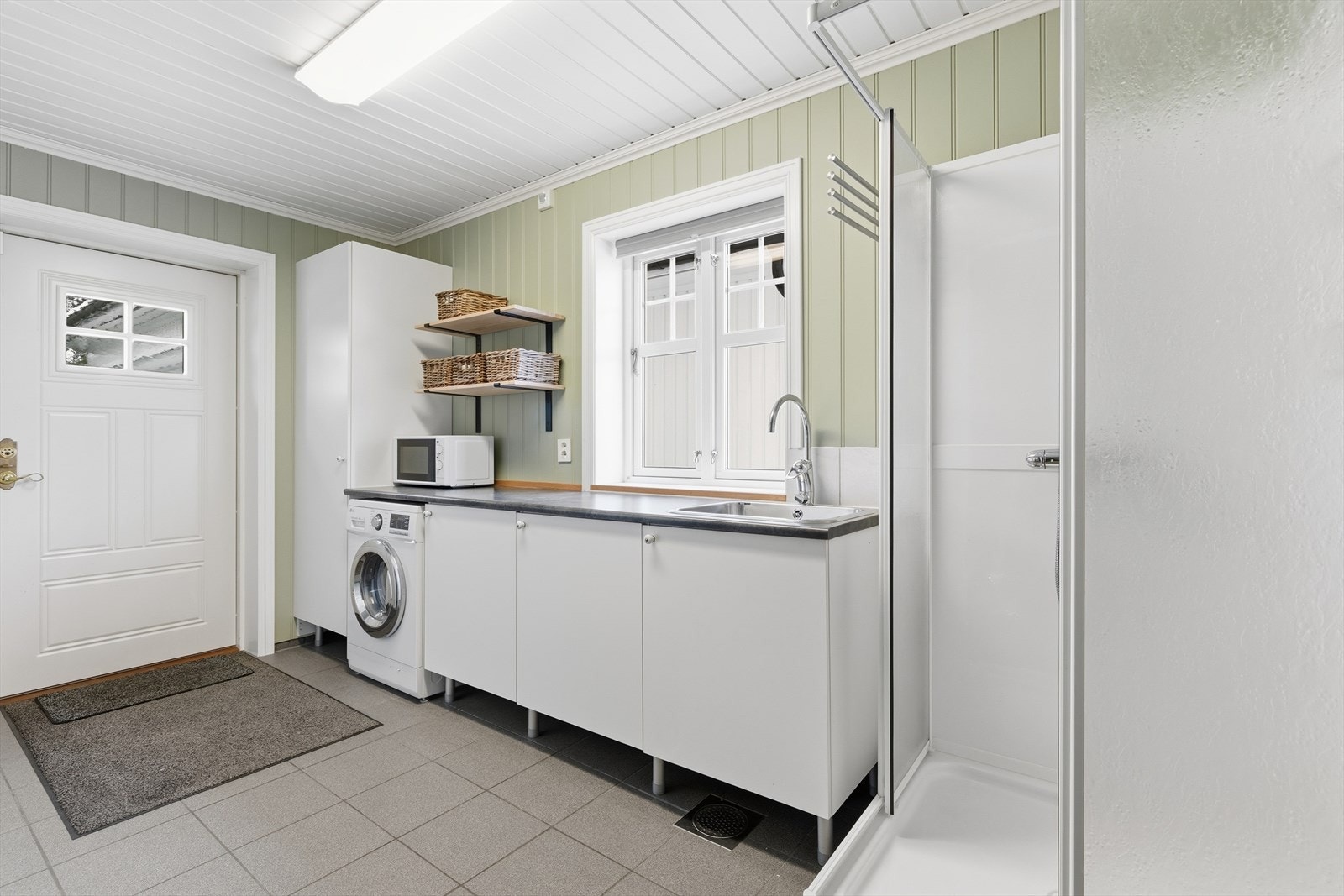 Praktisk med flislagt bad-/vaskerom i hovedetasjen med egen utgang. Galleribilde