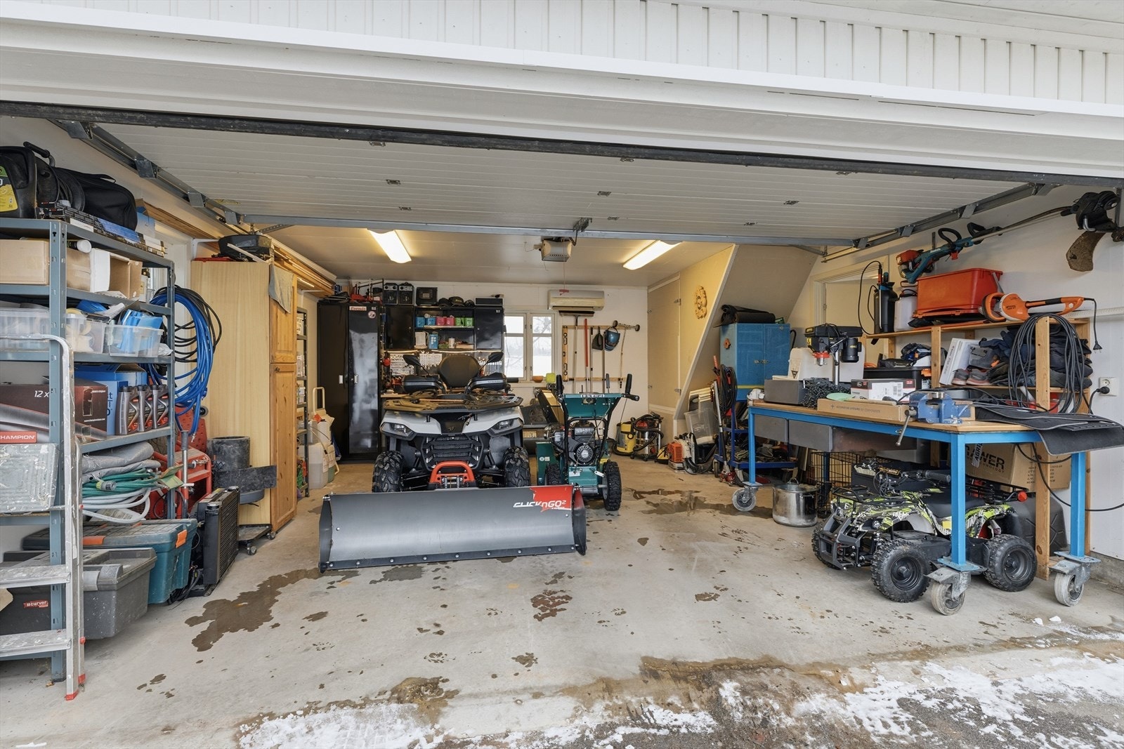 Garasjen har god plass til verktøy og hobby, den er isolert og har varmepumpe. Dør i bakkant til 2.etasje med rom innredet til kontor. Galleribilde