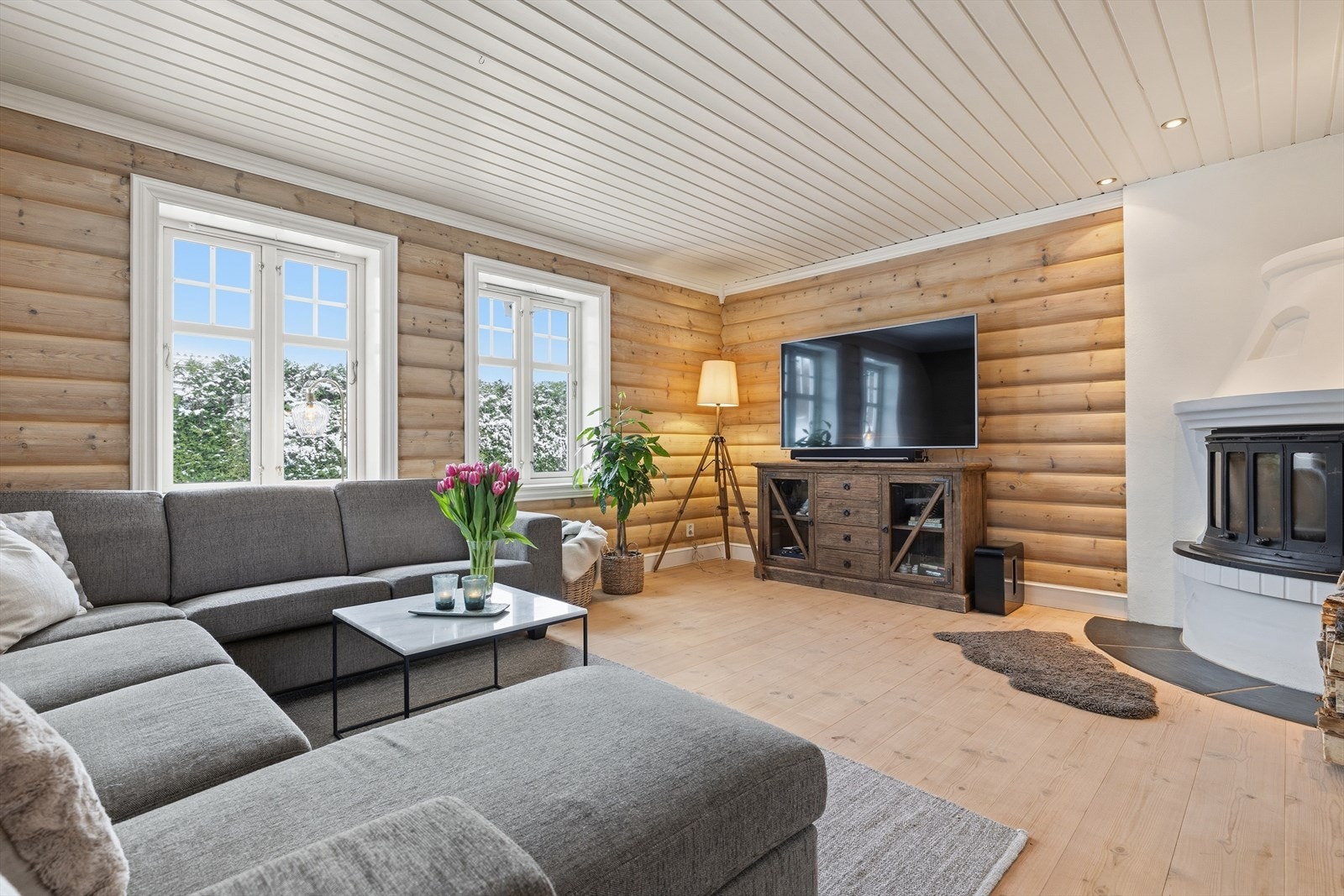 Hyggelig peisestue m/rundtømmerpanel. Galleribilde