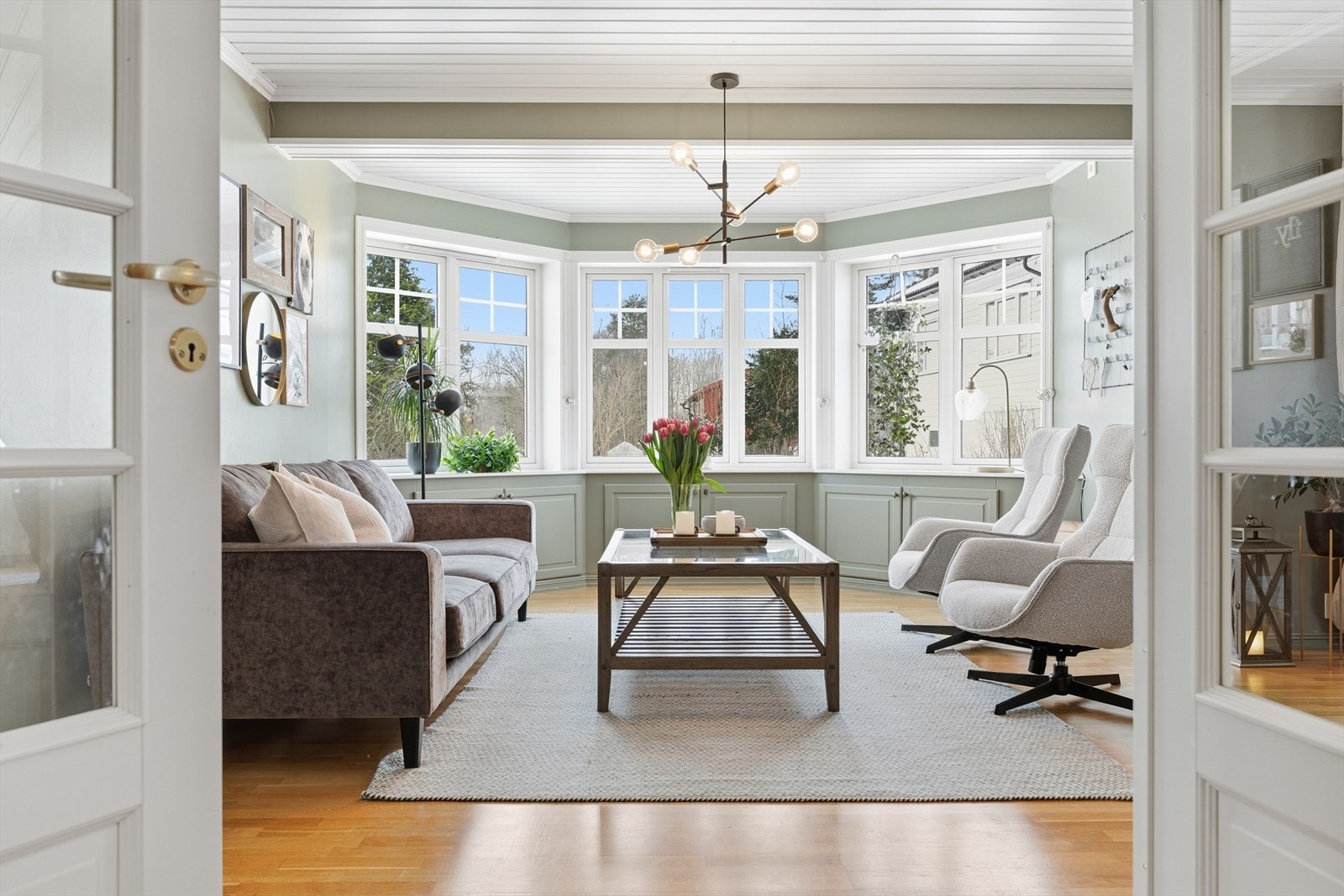 Karnappet har plassbygde skaper og brede vindusposter. Galleribilde