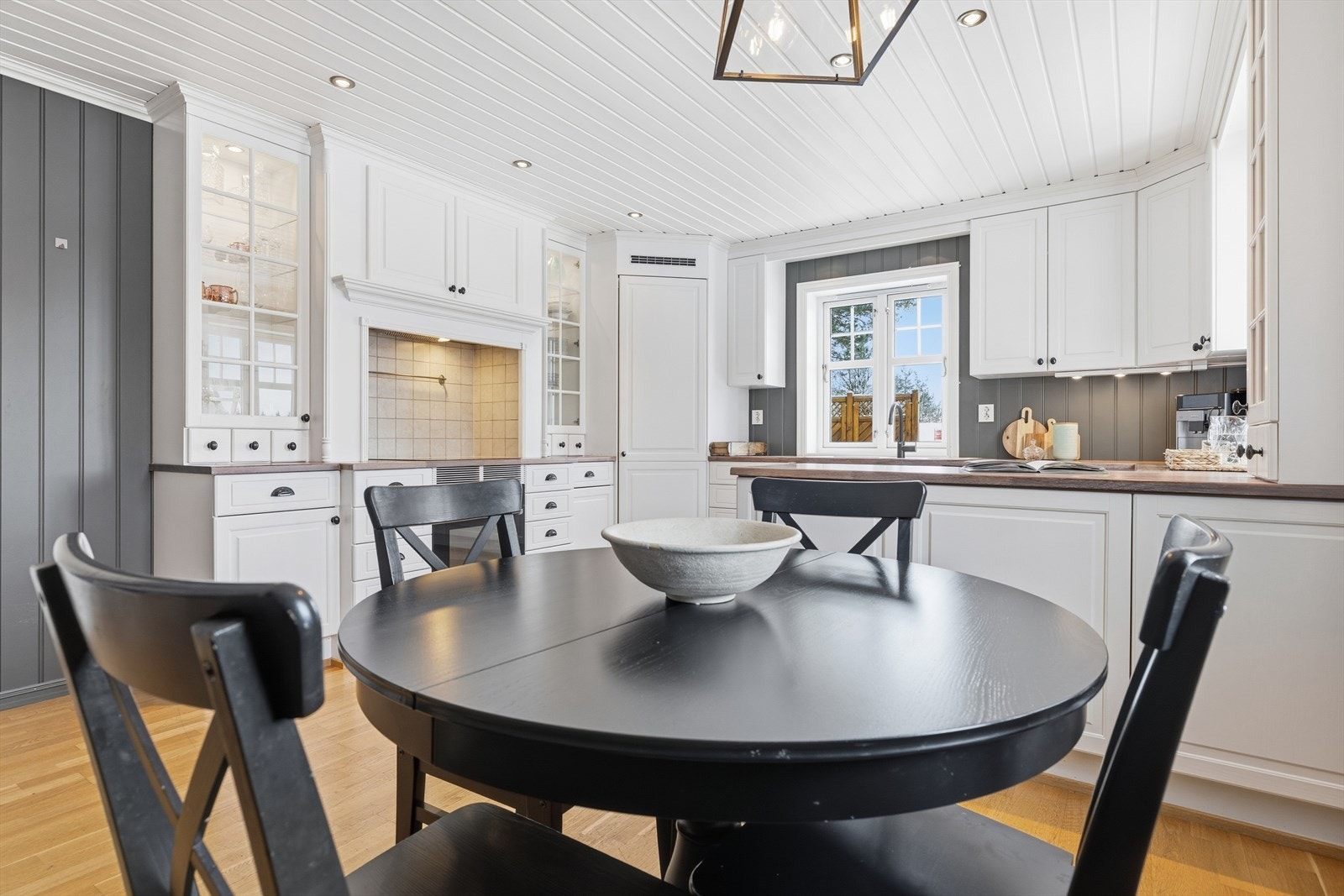 Velutstyrt med integrerte hvitevarer som kjølehjørne, oppvaskmaskin, stekeovn og platetopp av keramikk (induksjon). Galleribilde