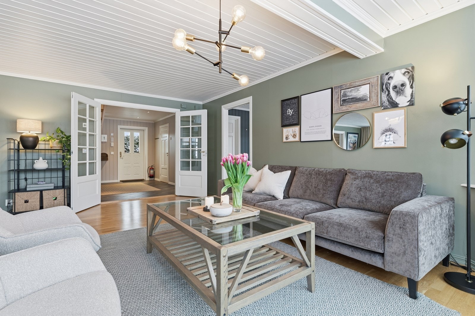 Boligen er oppvarmet med vannbåren gulvvarme i første etasje, noe det også er på bad i andre etasje. Galleribilde