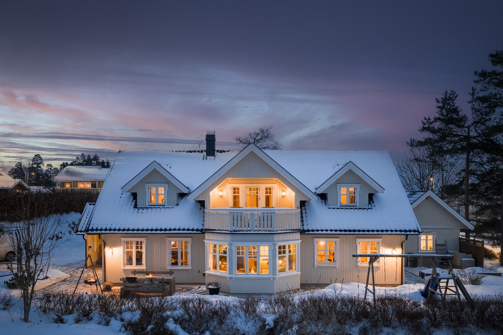 Innholdsrik, smakfull og klassisk enebolig over to plan m/praktisk planløsning og høy standard. Galleribilde