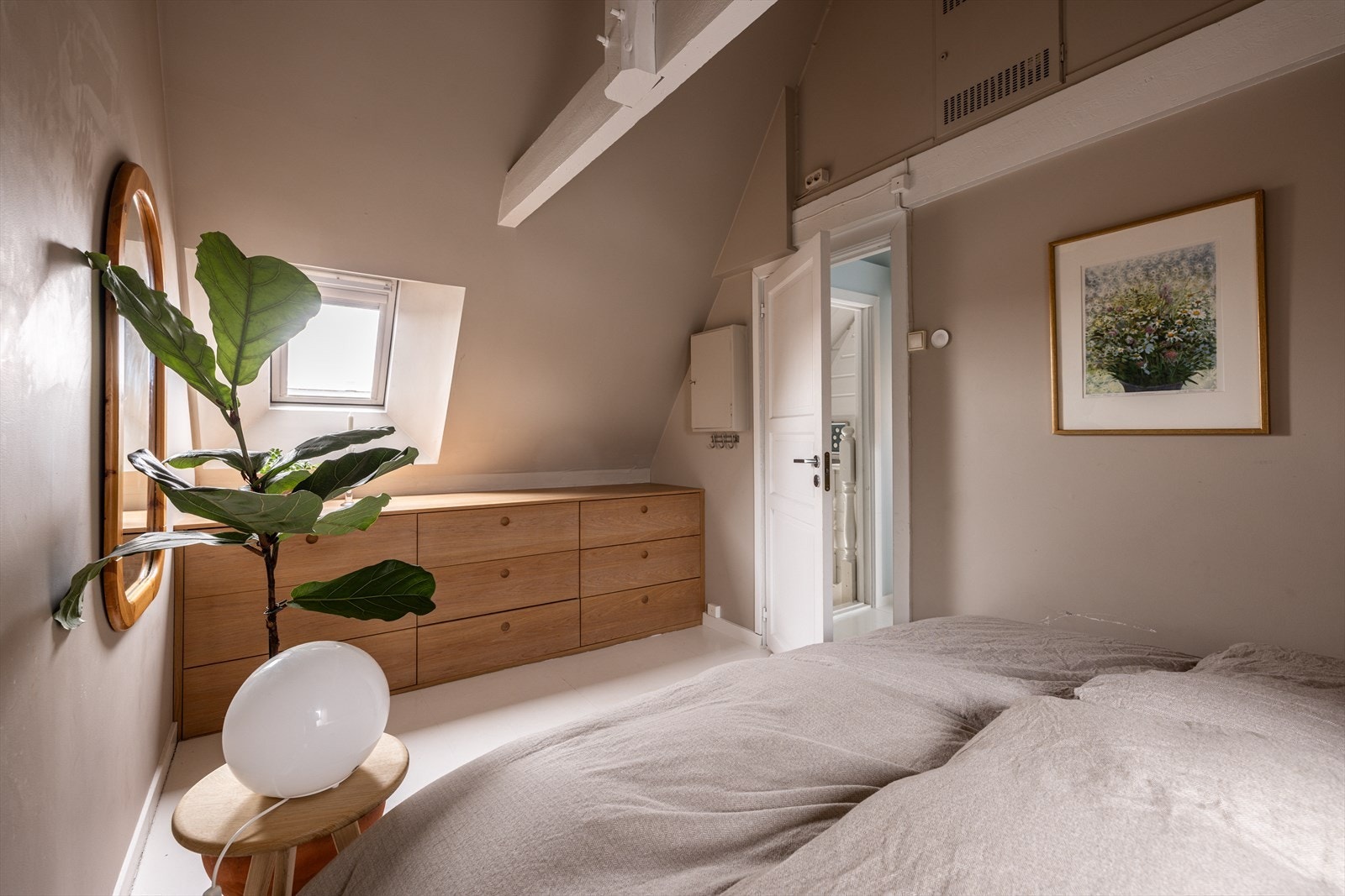 Loftetasjen har en generøs takhøyde på opptil 3,29 meter. Galleribilde