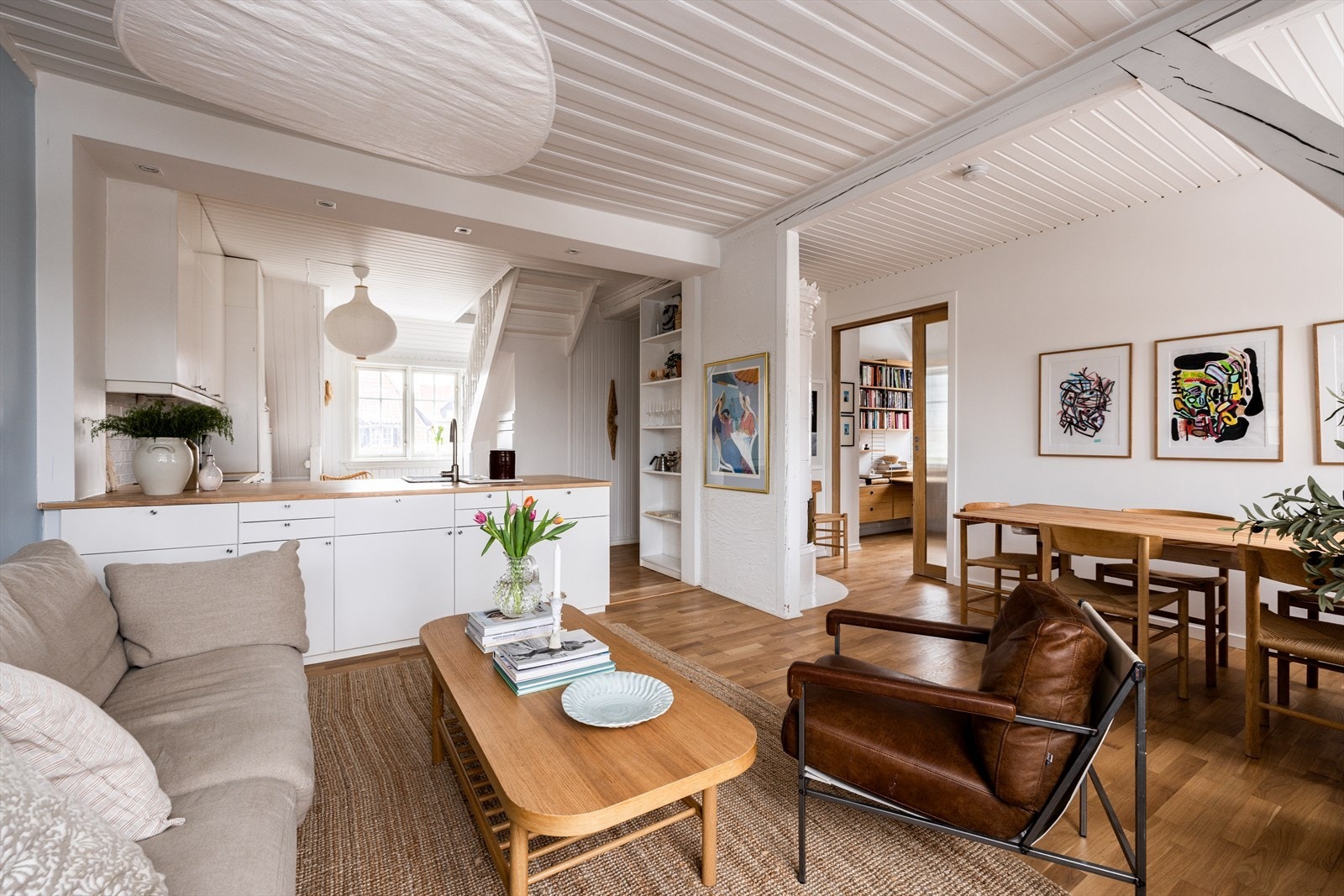 En lys og sjarmerende leilighet med idyllisk hageparsell som ligger fint og skjermet til i bakgård. Galleribilde