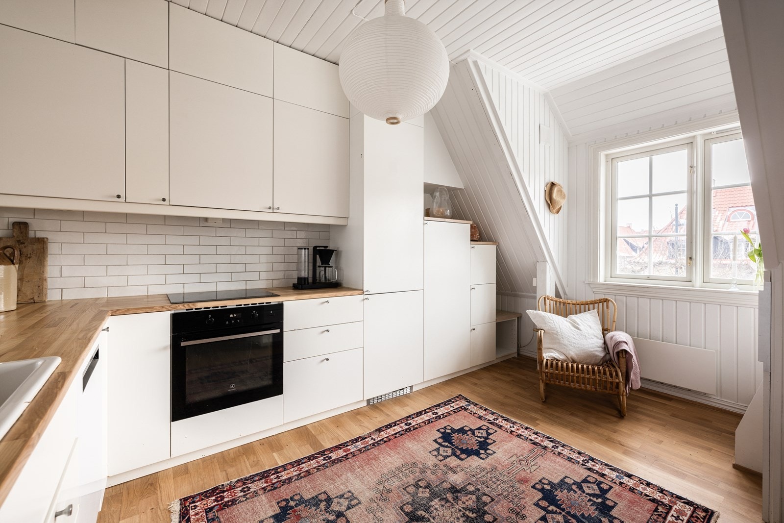 Praktisk utformet med rikelig skap- og benkeplass til matlagingen. Galleribilde